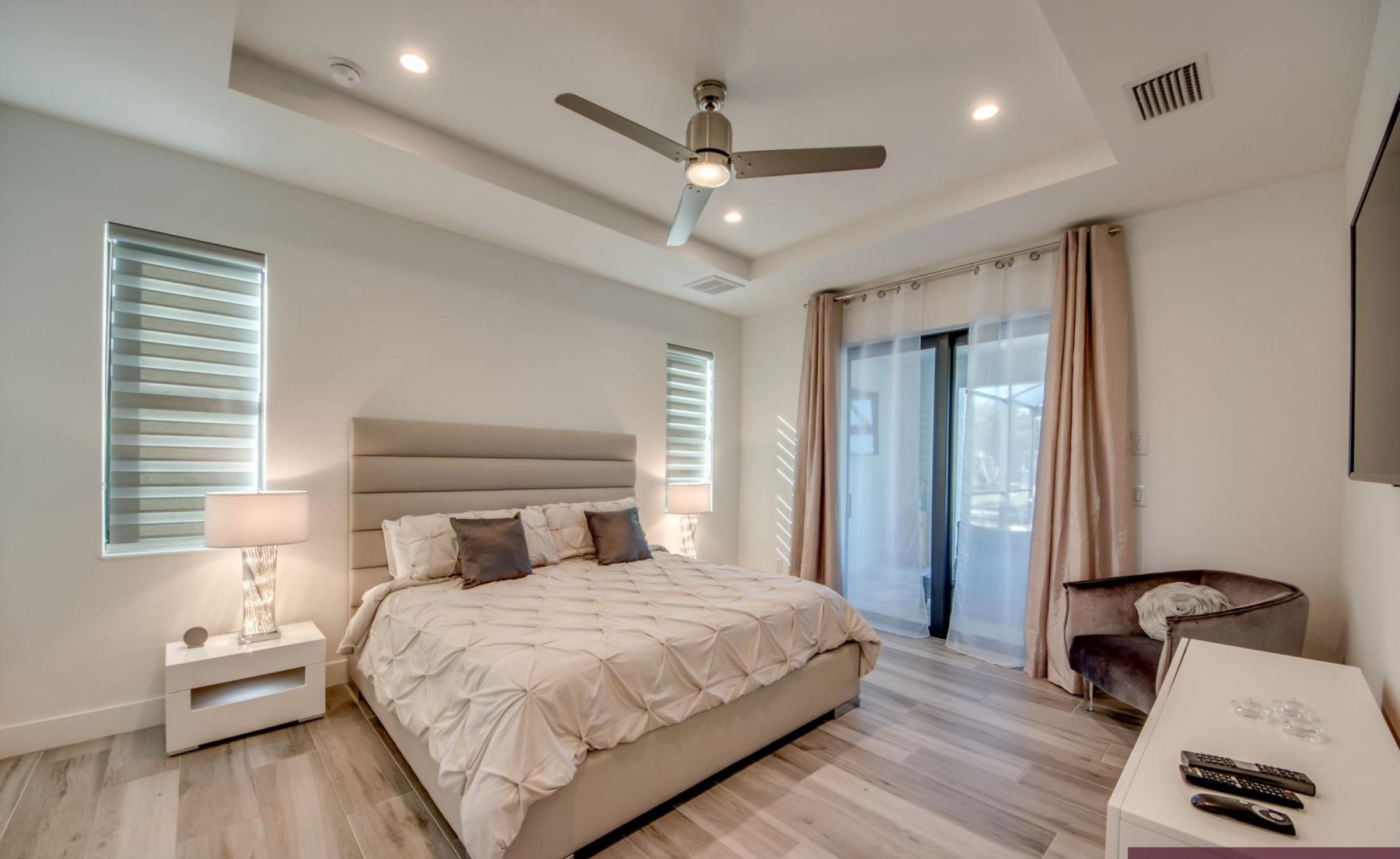 Beheizter Pool und Spa am Kanal mit privatem Dock.