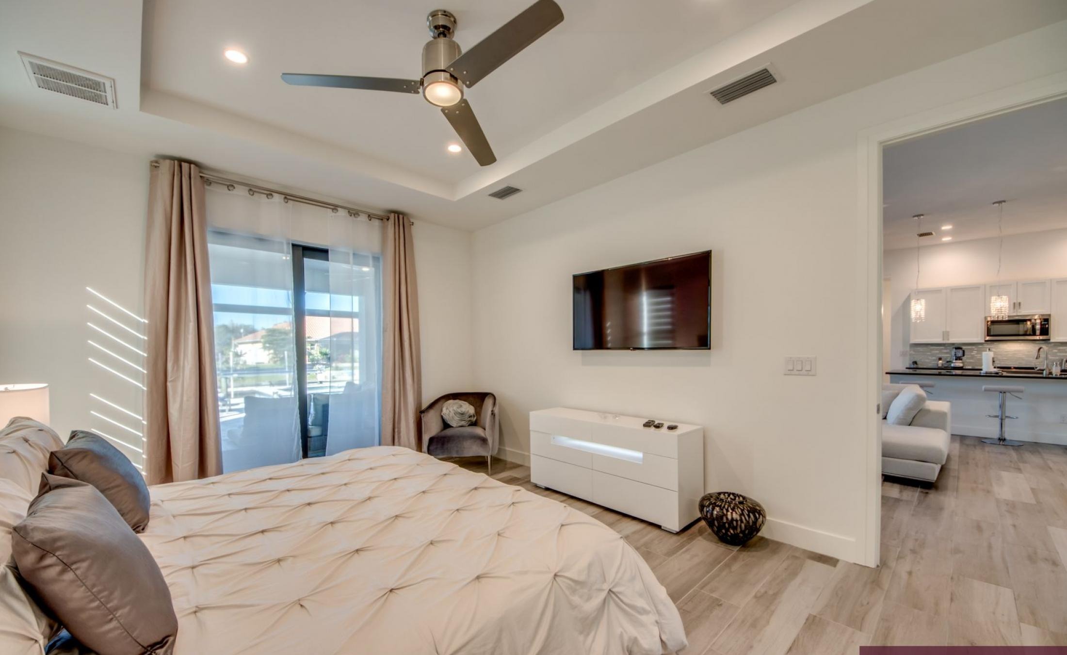 Beheizter Pool und Spa mit Blick auf den Kanal.