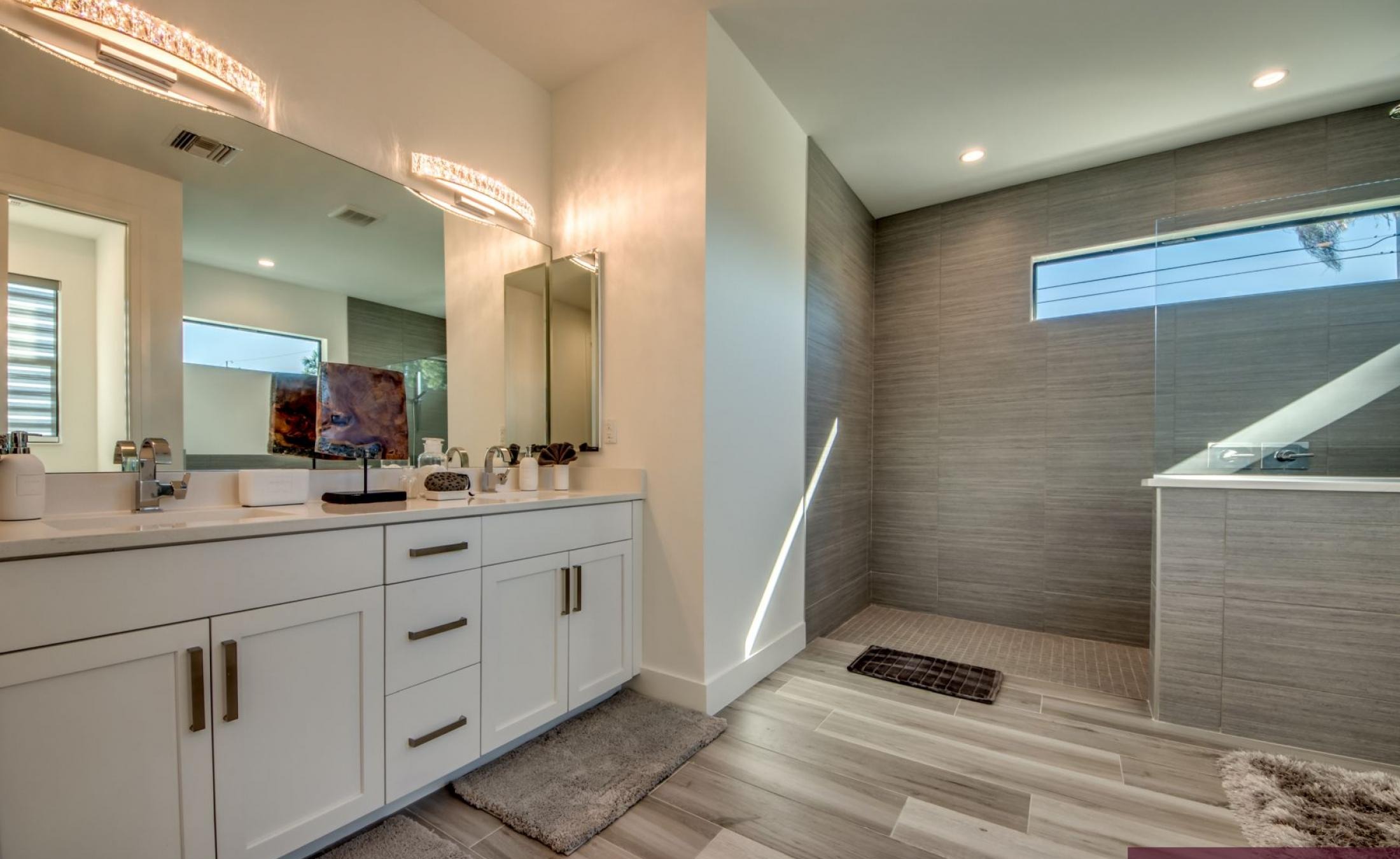 Moderne Waterfront-Villa am Kanal mit beheiztem Pool, Spa und privatem Dock.