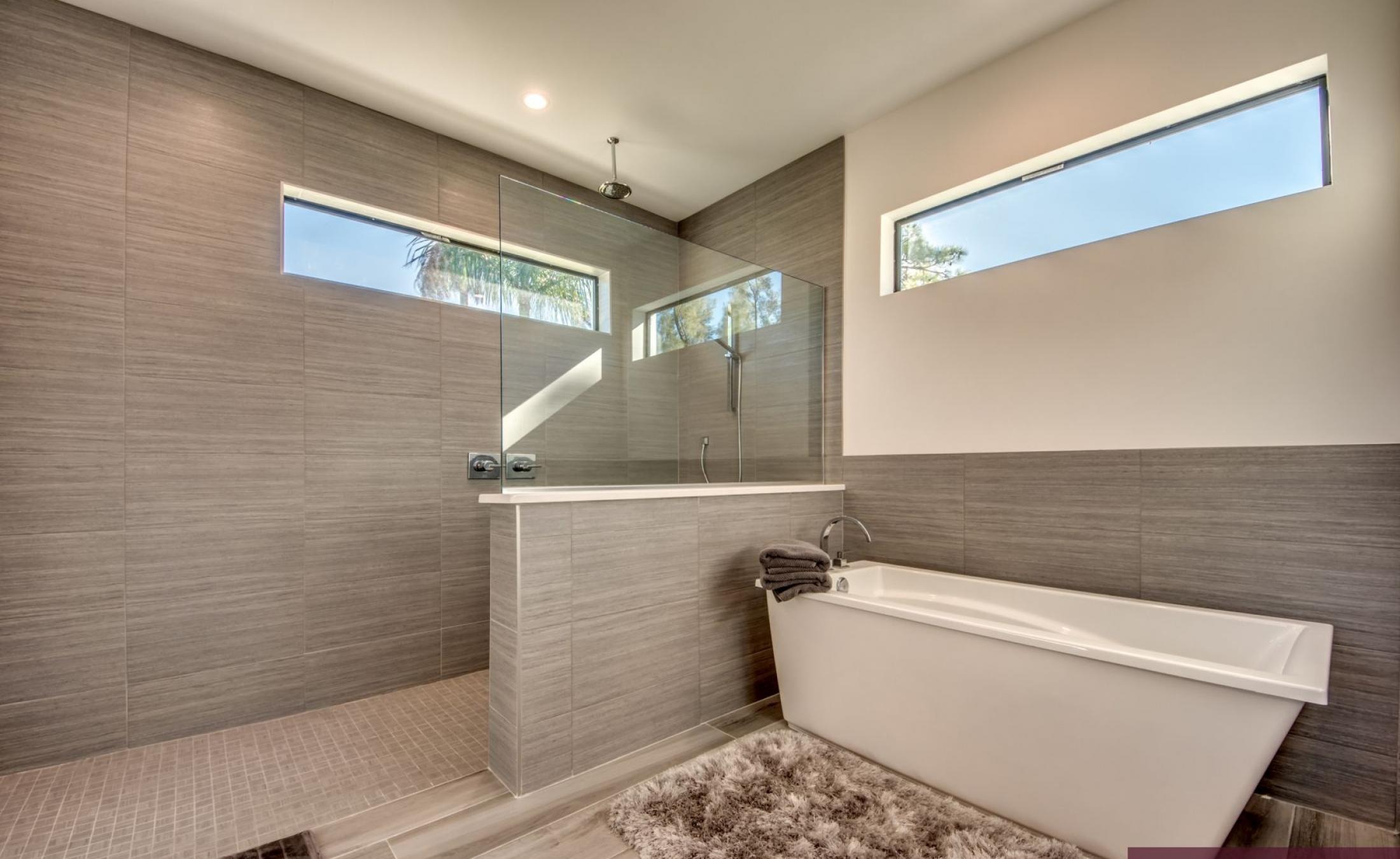 Beheizter Pool und Spa am Kanal mit Dock und Bootslift.