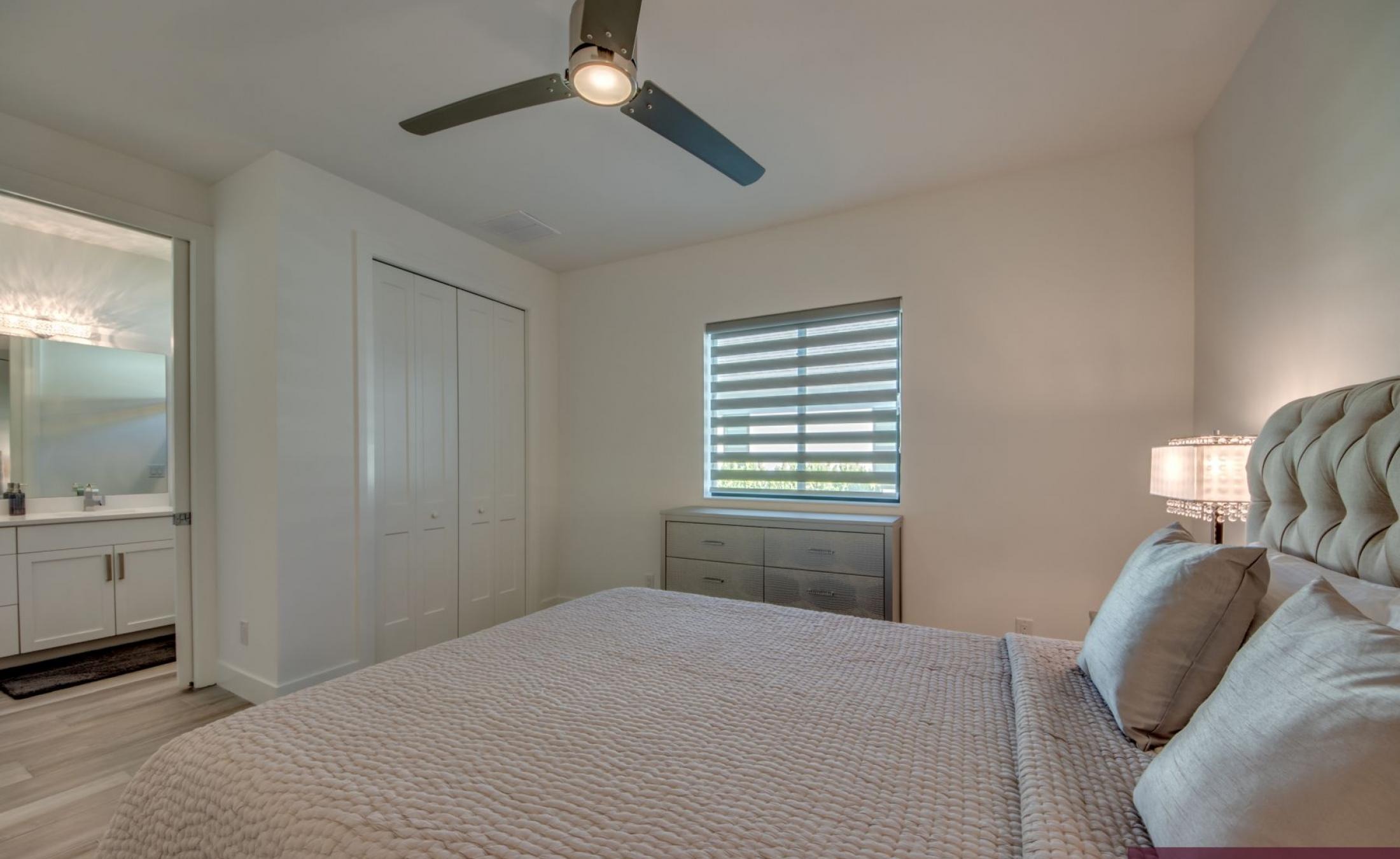 Moderne Villa am Kanal in Cape Coral mit beheiztem Pool, Spa und privatem Dock.