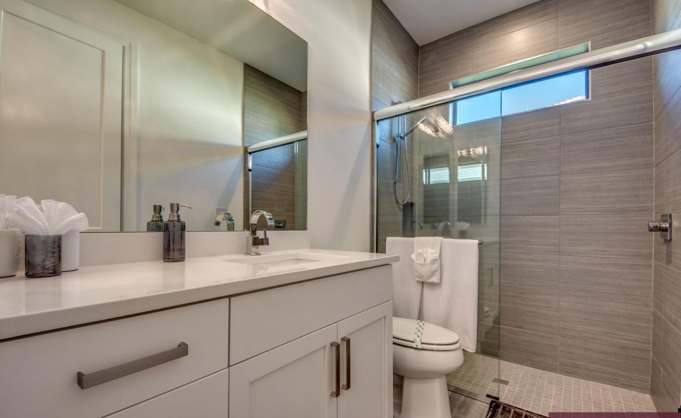 Moderne Waterfront-Villa am Kanal mit beheiztem Pool, Spa und privatem Dock.