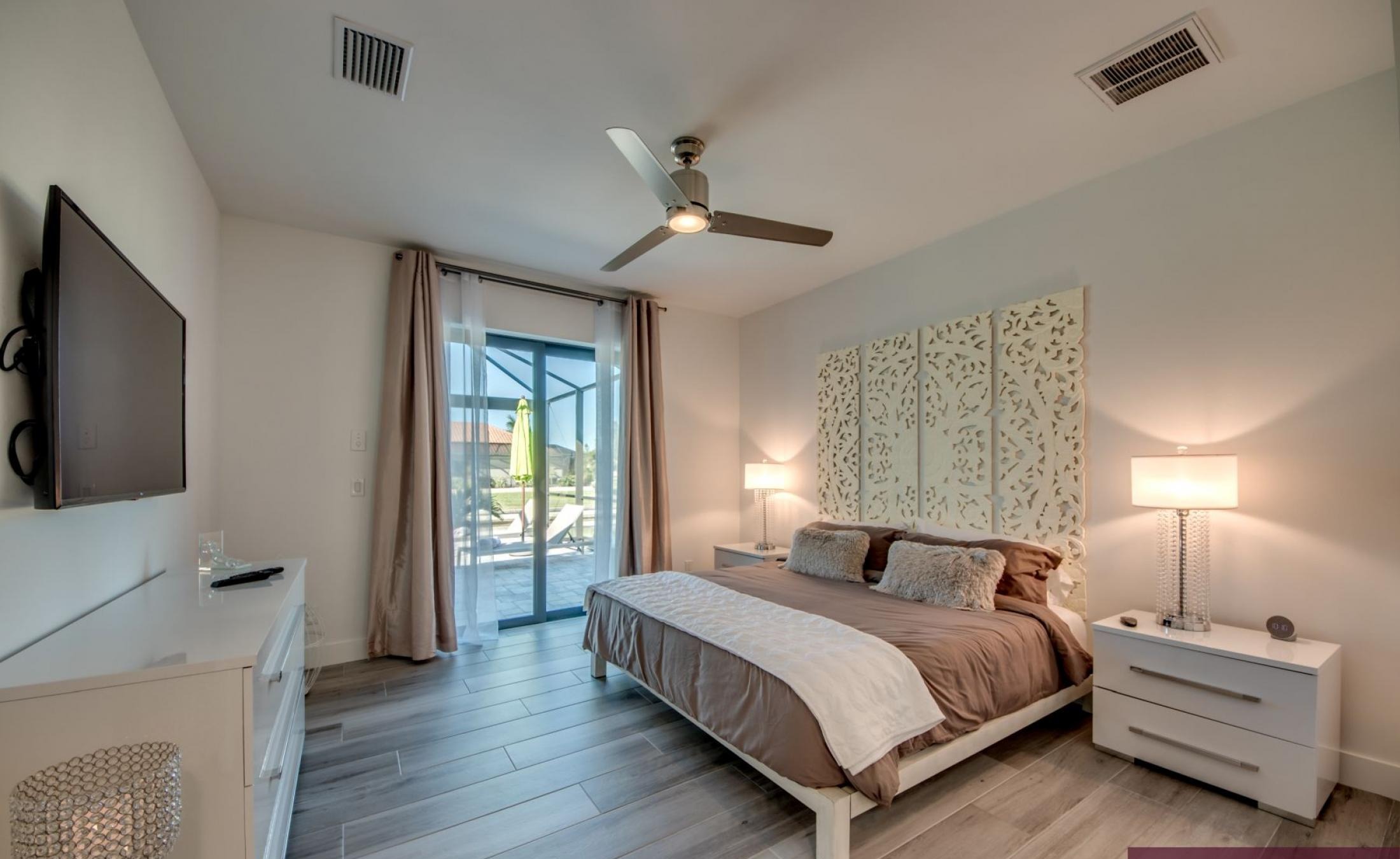 Moderne Villa am Kanal mit Dock sowie beheiztem Pool und Spa.