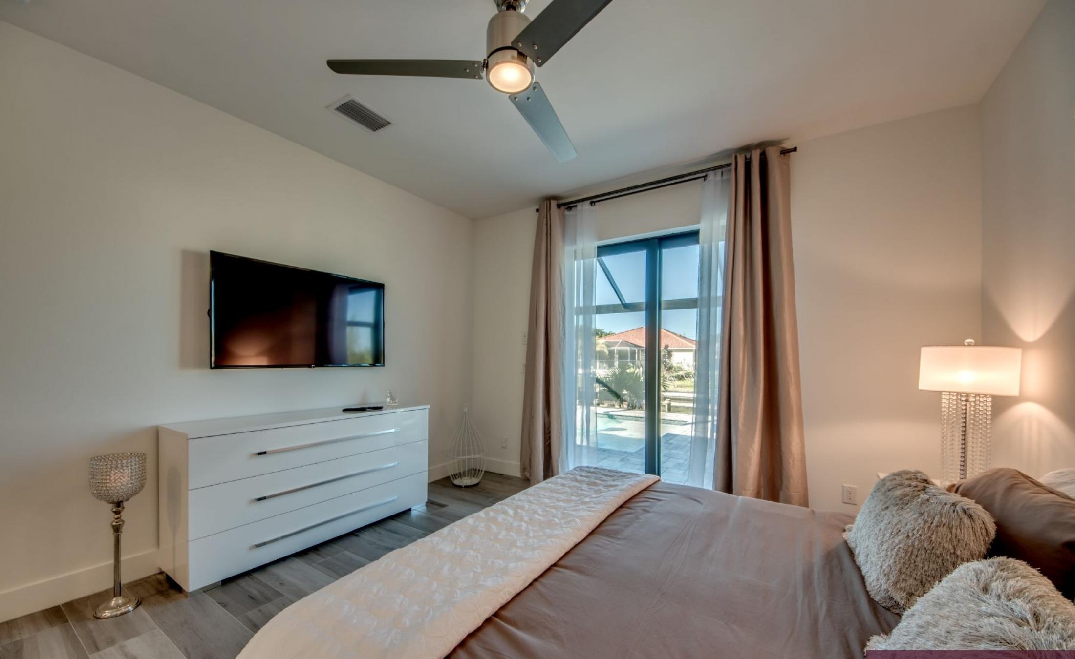 Moderne Villa am Kanal in Cape Coral mit beheiztem Pool, Spa und privatem Dock.