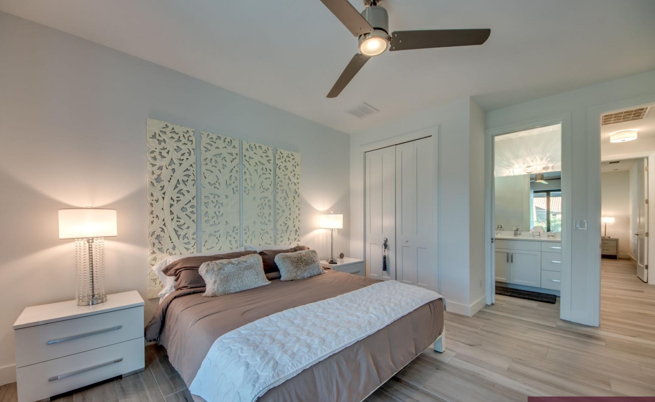 Moderne Waterfront-Villa am Kanal mit Dock sowie beheiztem Pool und Spa.