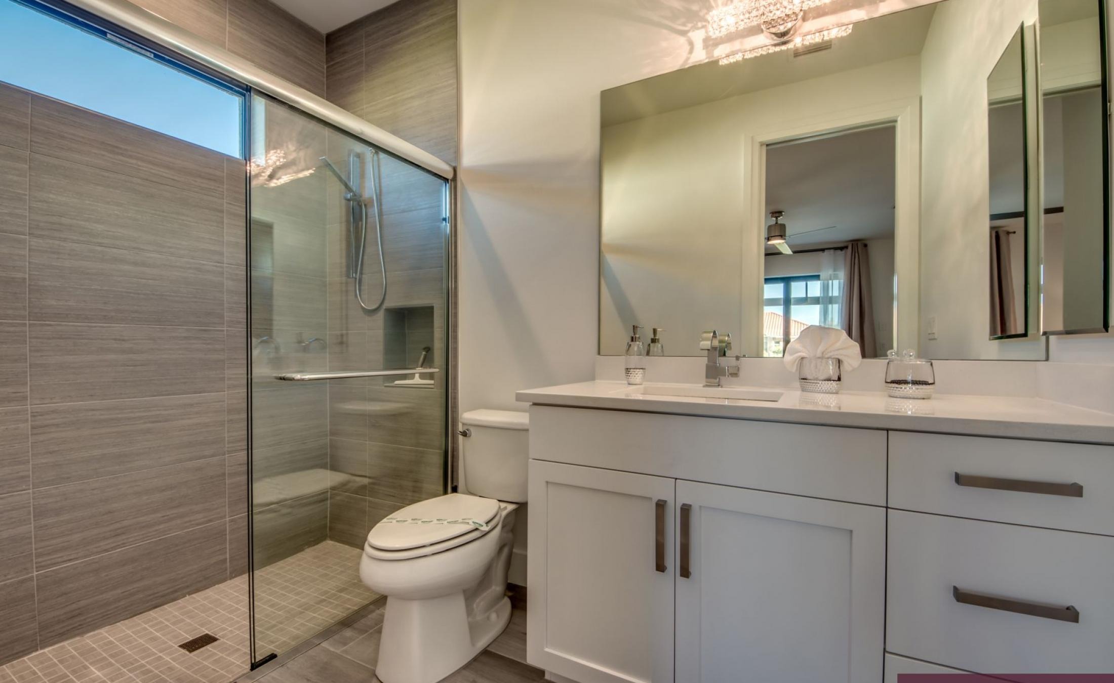 Beheizter Pool und Spa mit Blick auf den Kanal und privatem Dock.