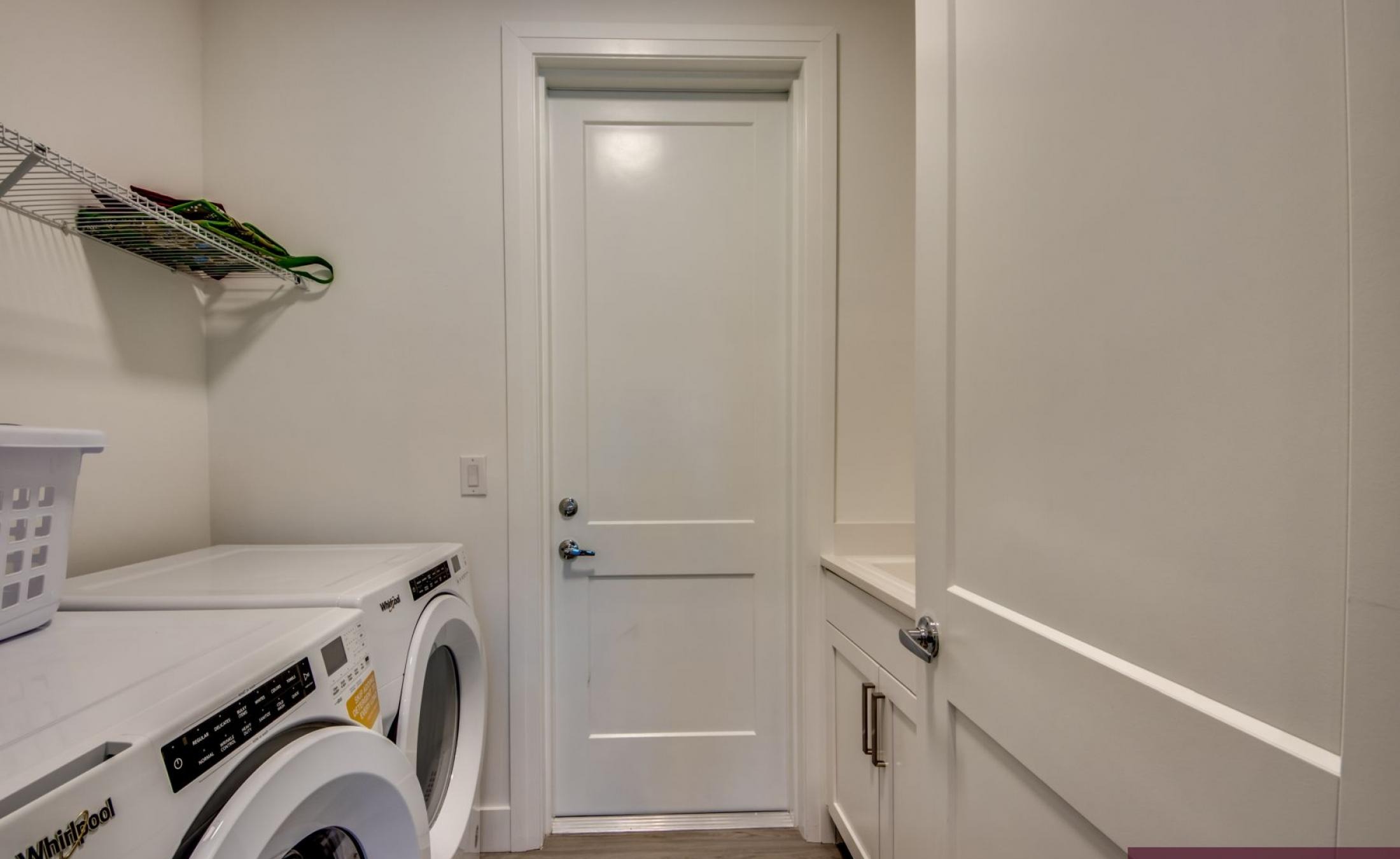 Moderne Waterfront-Villa am Kanal mit beheiztem Pool, Spa und privatem Dock.