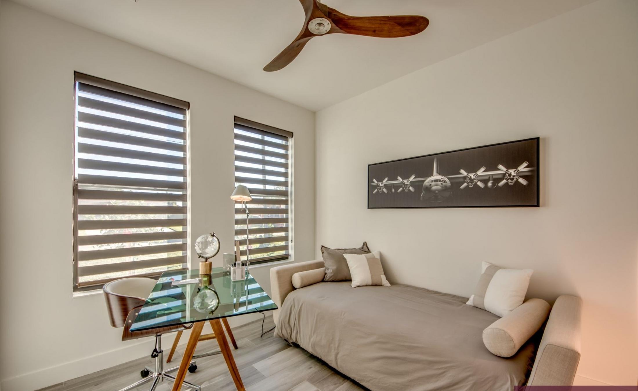 Moderne Waterfront-Villa am Kanal mit beheiztem Pool, Spa und privatem Bootsdock.