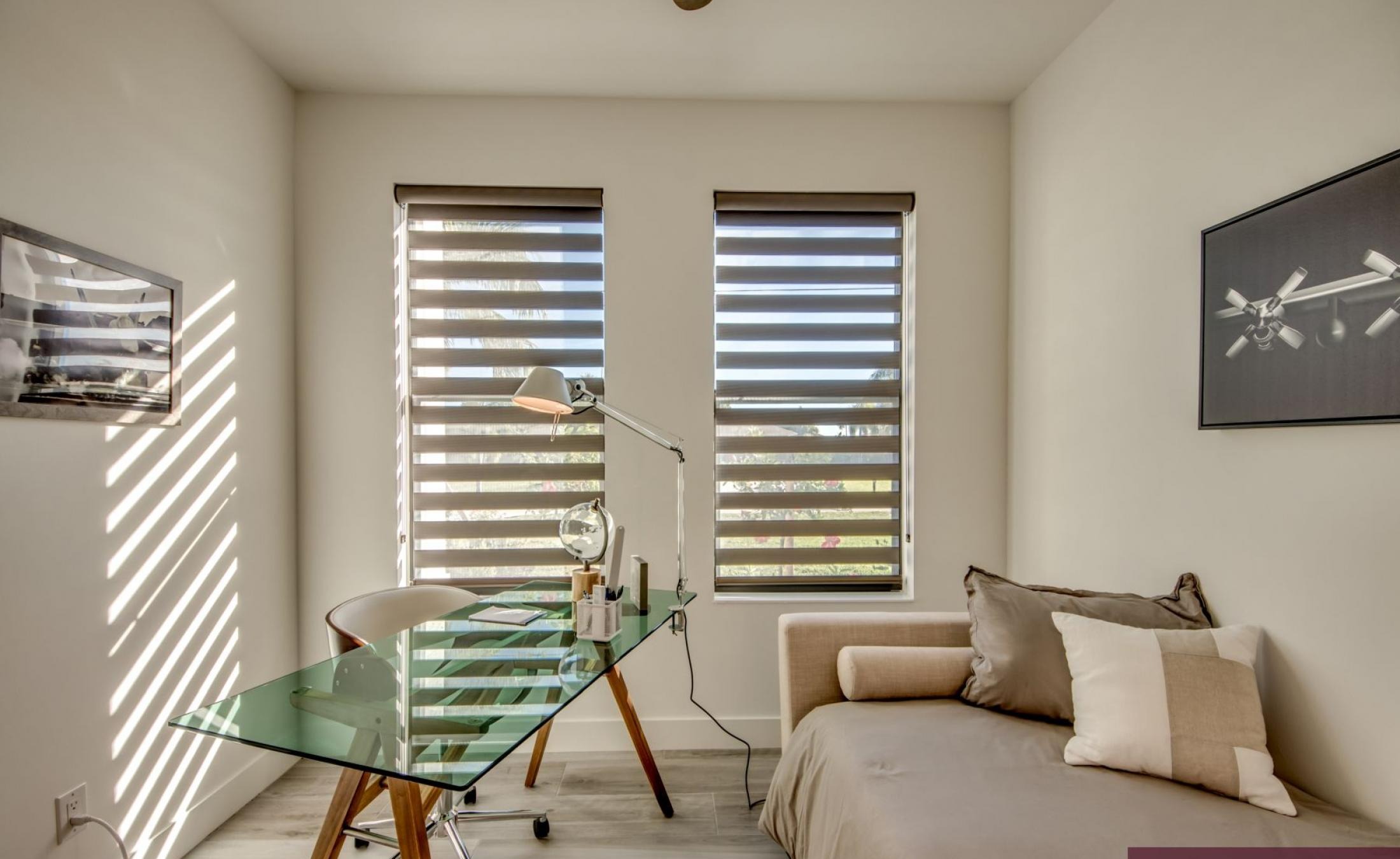 Blick auf Kanal mit privatem Dock und Bootslift bei Sonnenuntergang.