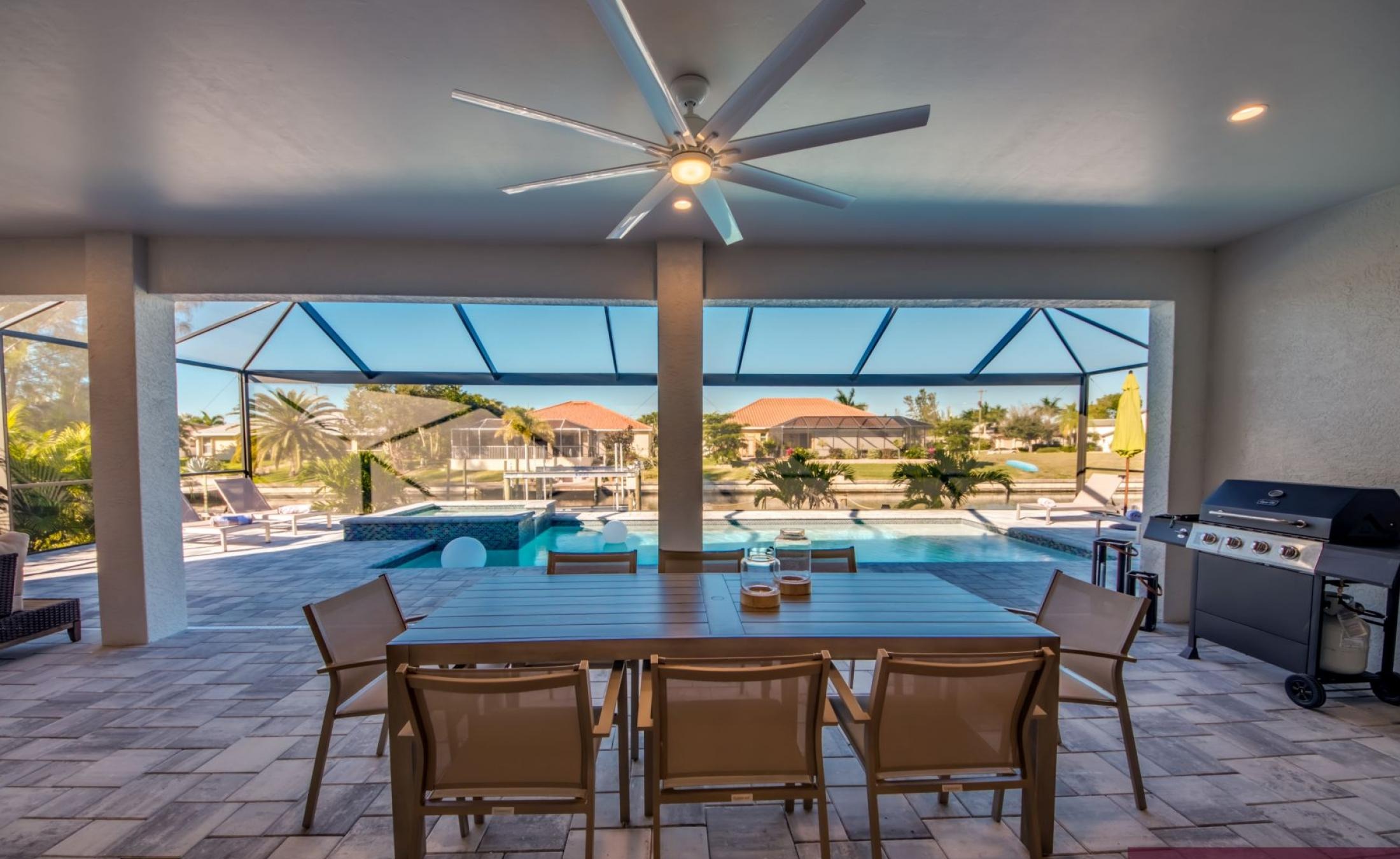 Moderne Waterfront-Villa am Kanal mit beheiztem Pool, Spa und privatem Dock.