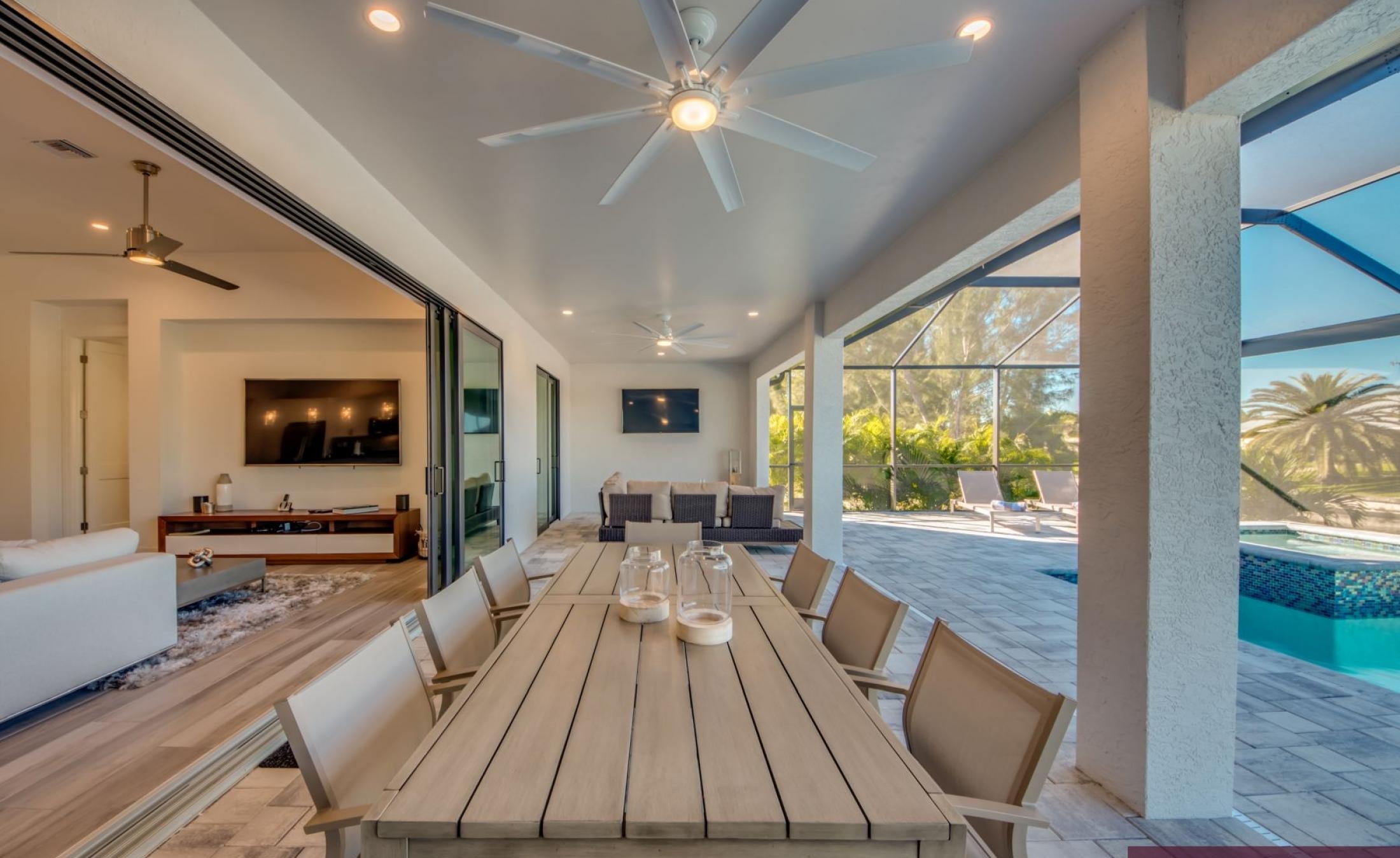 Moderne Waterfront-Villa am Kanal mit beheiztem Pool, Spa und privatem Dock.