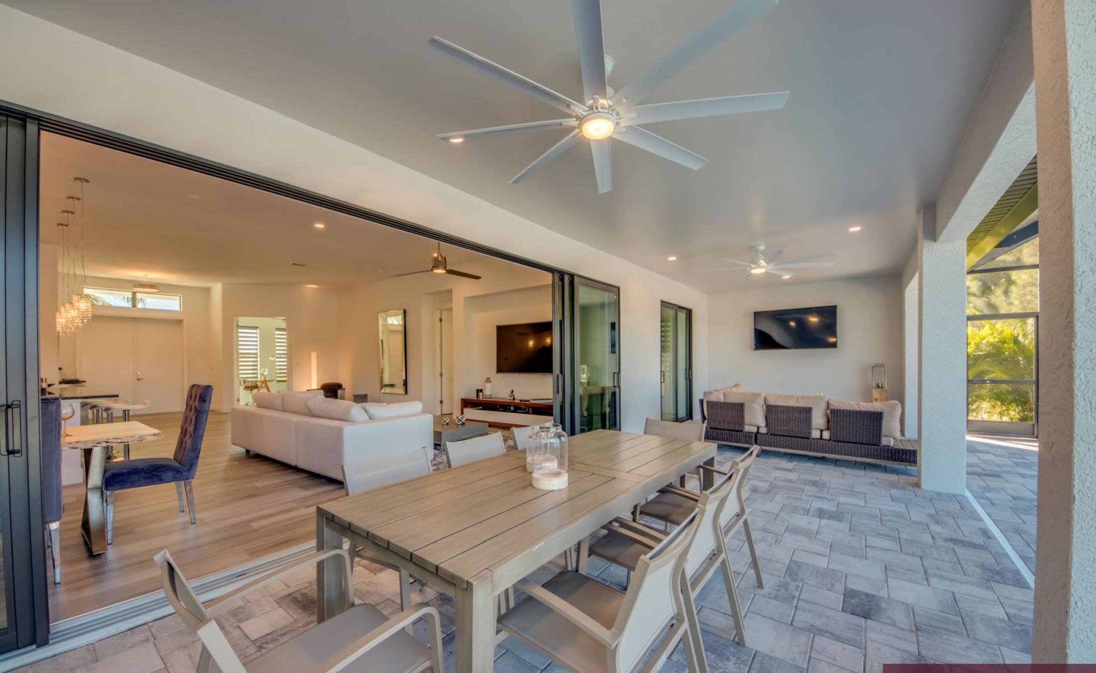 Moderne Waterfront-Villa am Kanal in Cape Coral mit beheiztem Pool, Spa und privatem Dock.