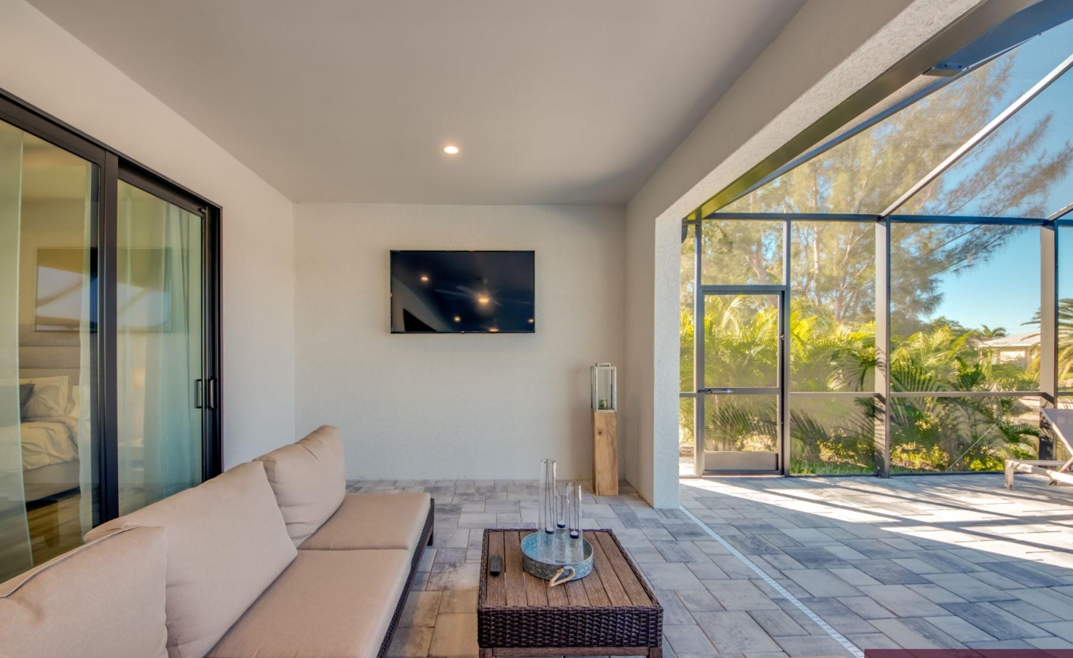 Moderne Waterfront-Villa am Kanal mit beheiztem Pool, Spa und eigenem Bootsdock.