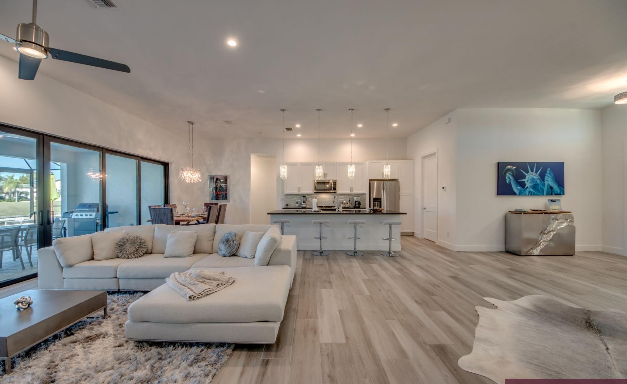 Moderne Waterfront-Villa am Kanal mit beheiztem Pool, Spa und privatem Dock.