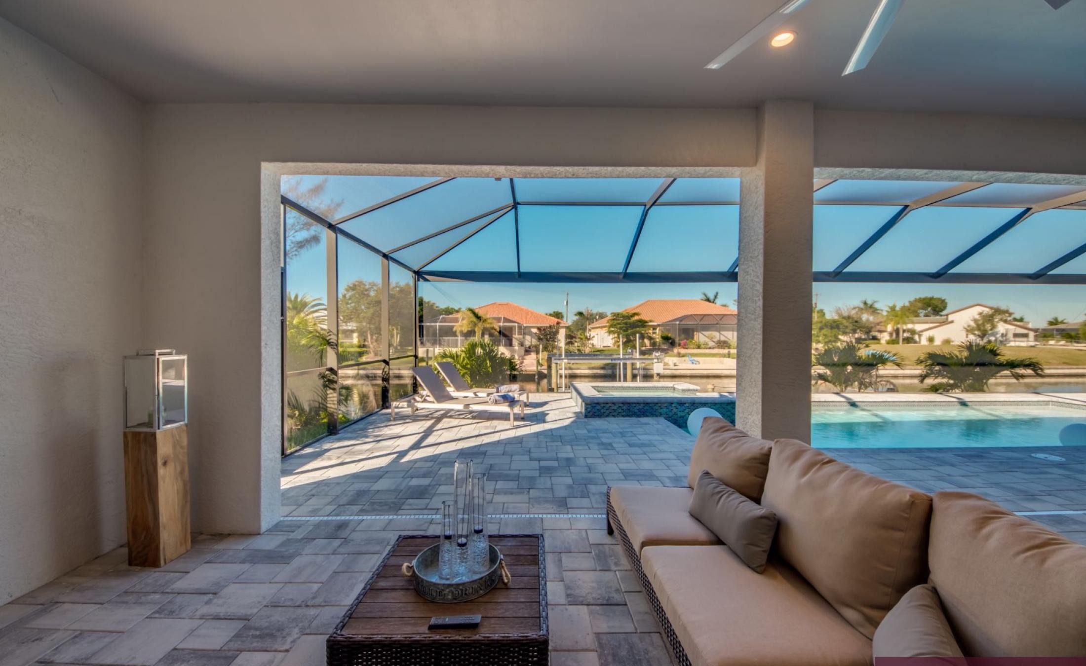 Beheizter Pool und Spa am Kanal mit privatem Dock in Cape Coral.