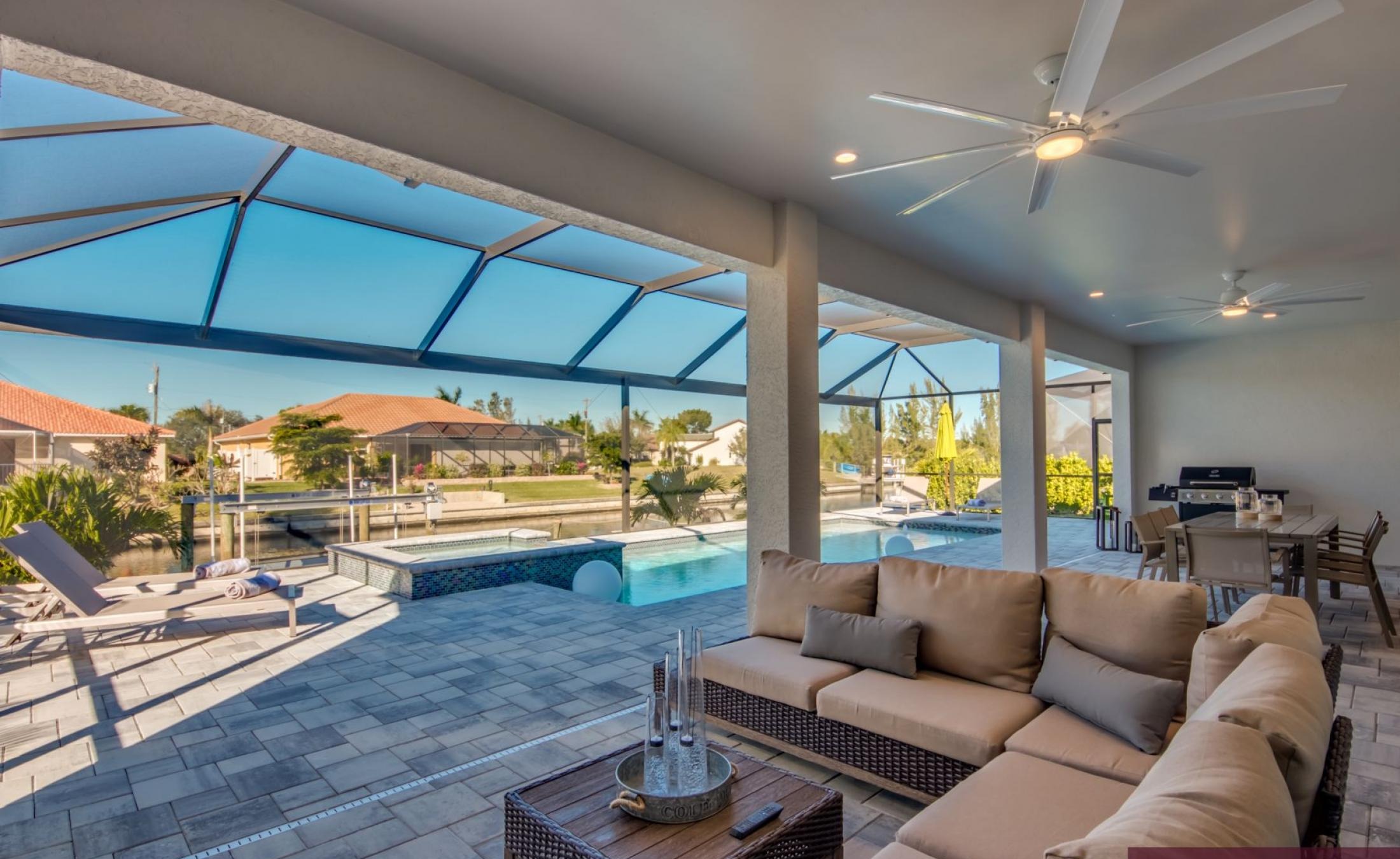 Beheizter Pool und Spa am Kanal mit privatem Dock.