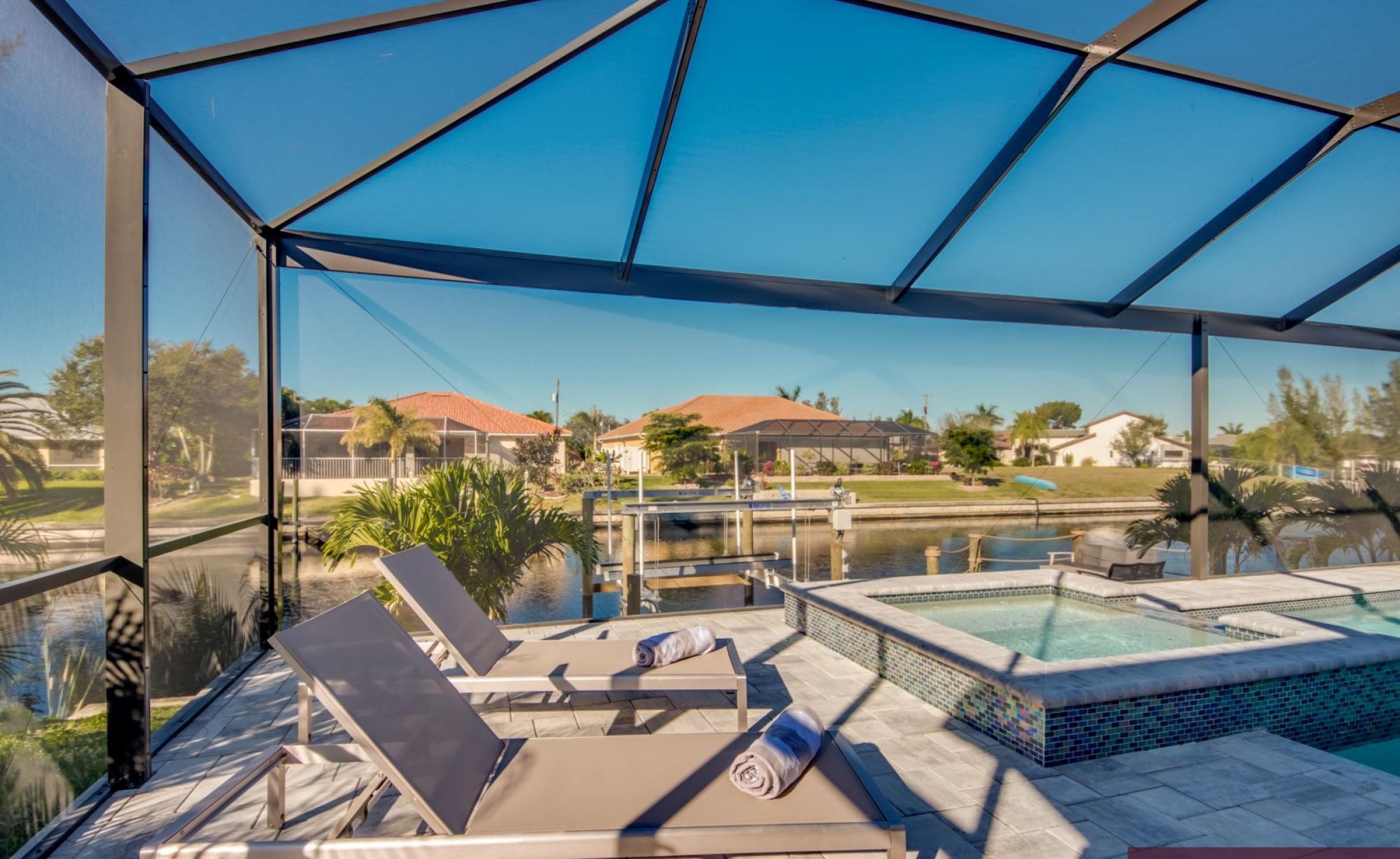 Moderne Waterfront-Villa am Kanal mit beheiztem Pool, Spa und privatem Dock.