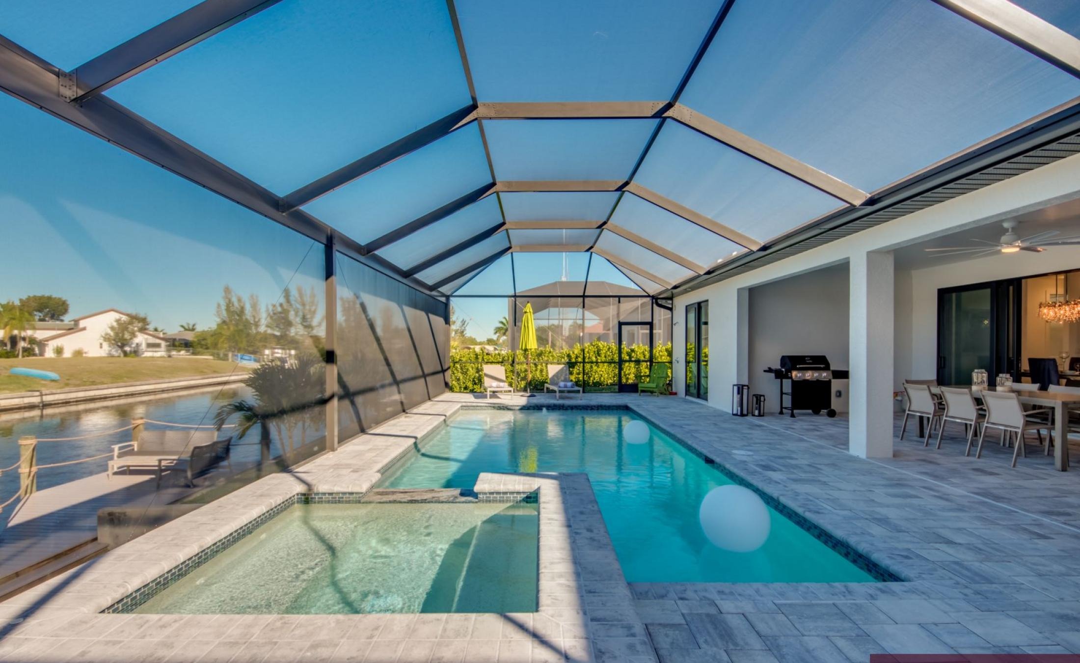 Moderne Waterfront-Villa am Kanal mit beheiztem Pool, Spa und privatem Dock.