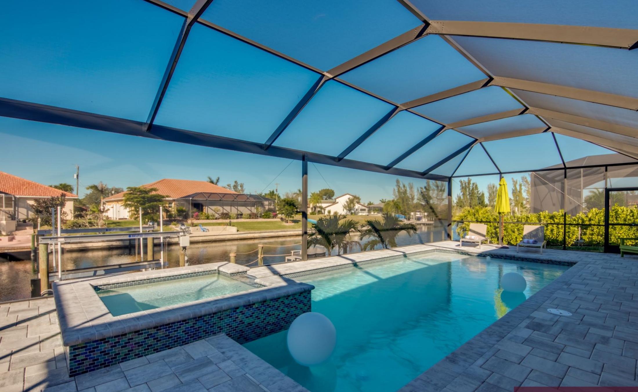 Beheizter Pool und Spa am Kanal mit privatem Dock.