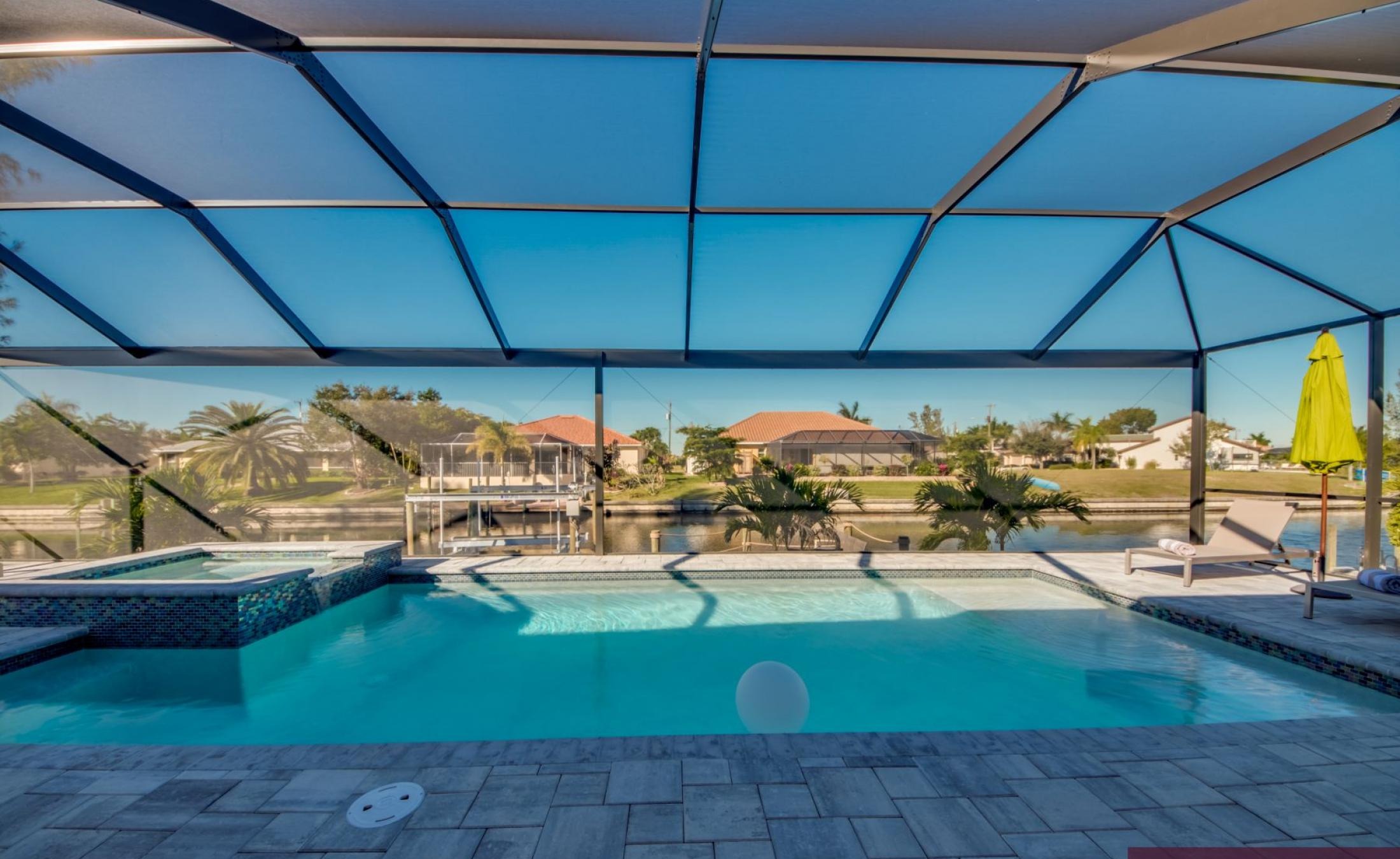 Moderne Waterfront-Villa am Kanal mit beheiztem Pool, Spa und privatem Dock.