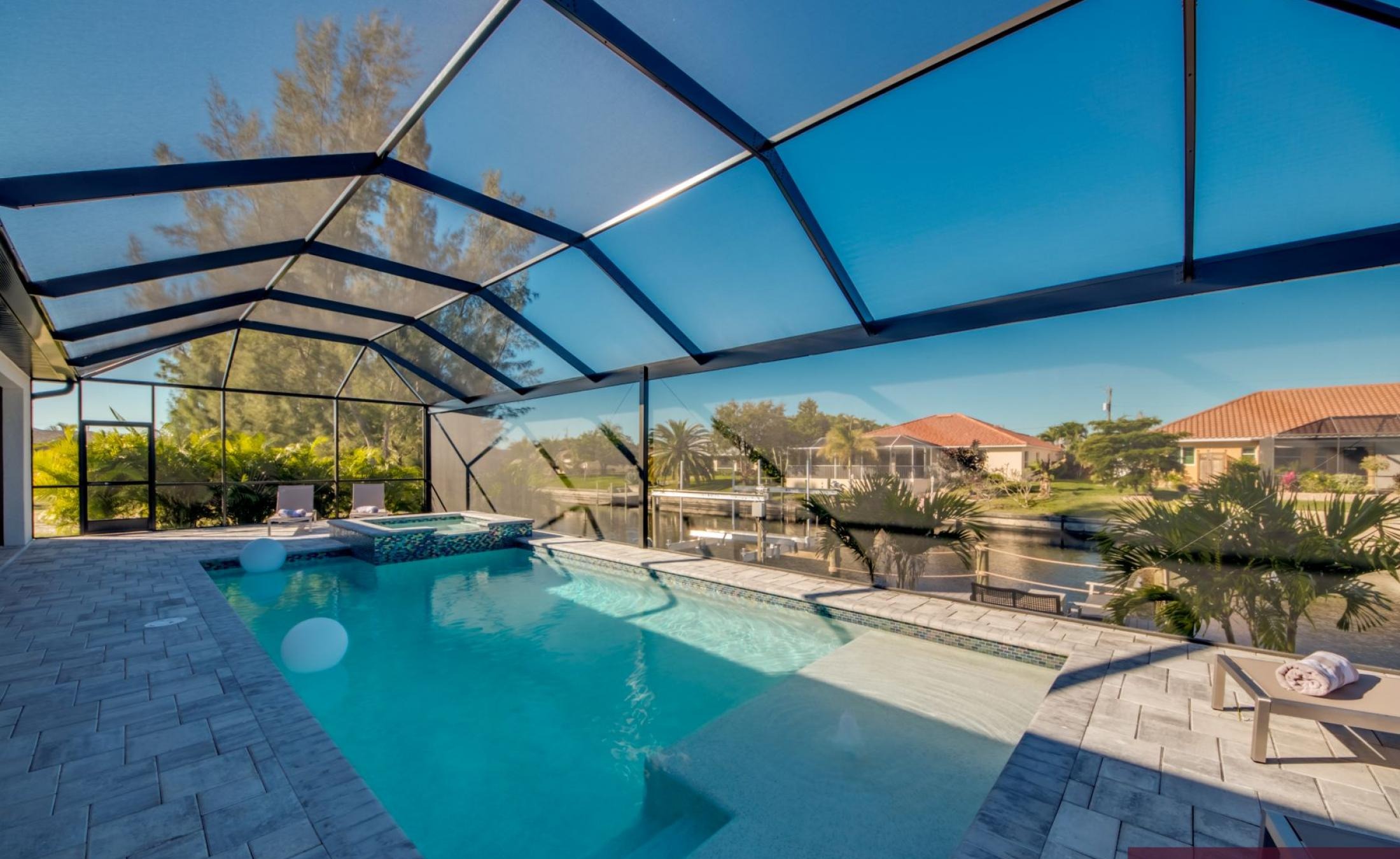 Moderne Waterfront-Villa am Kanal mit beheiztem Pool, Spa und privatem Dock.