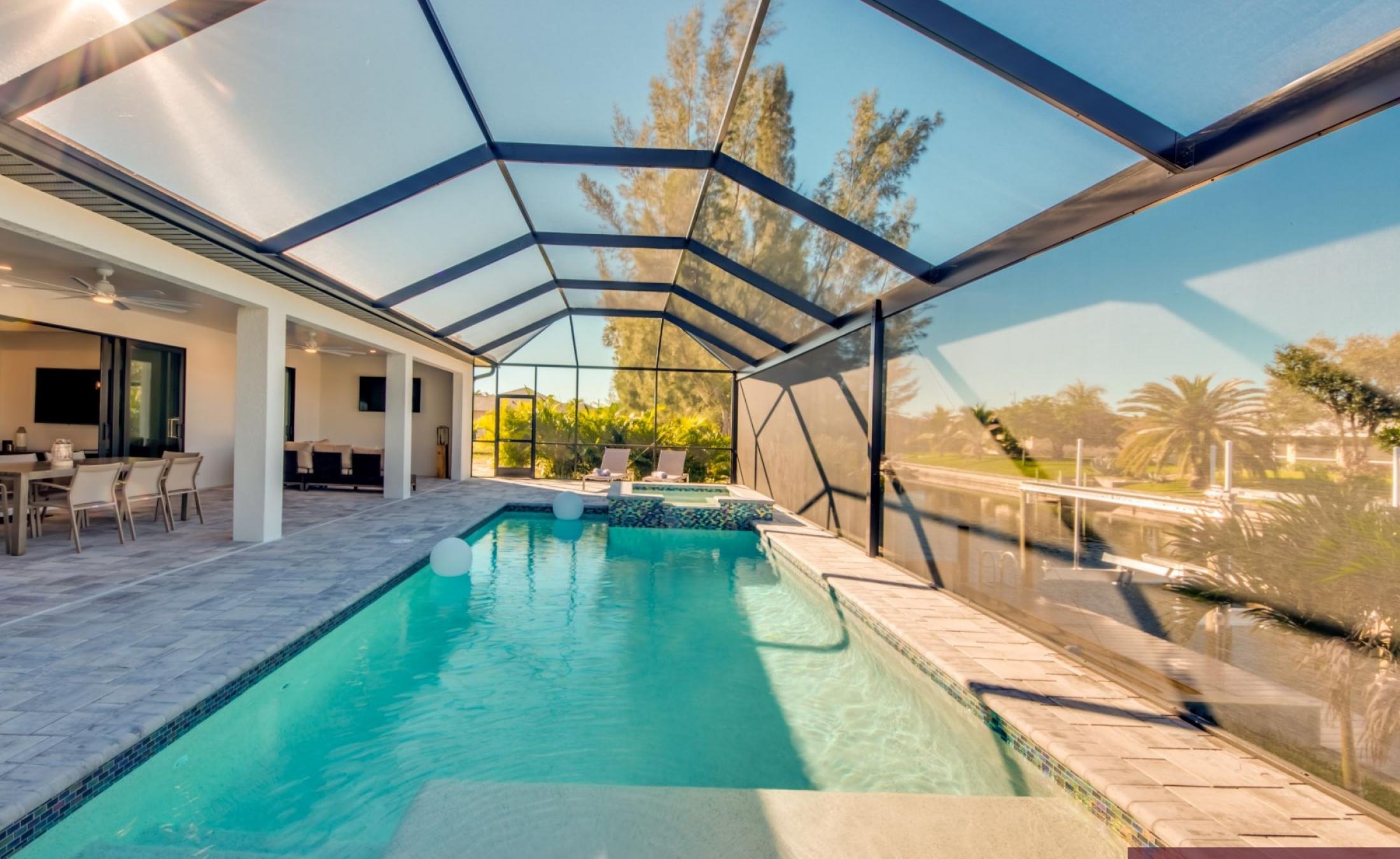 Beheizter Pool und Spa am Kanal mit Dock in Cape Coral.