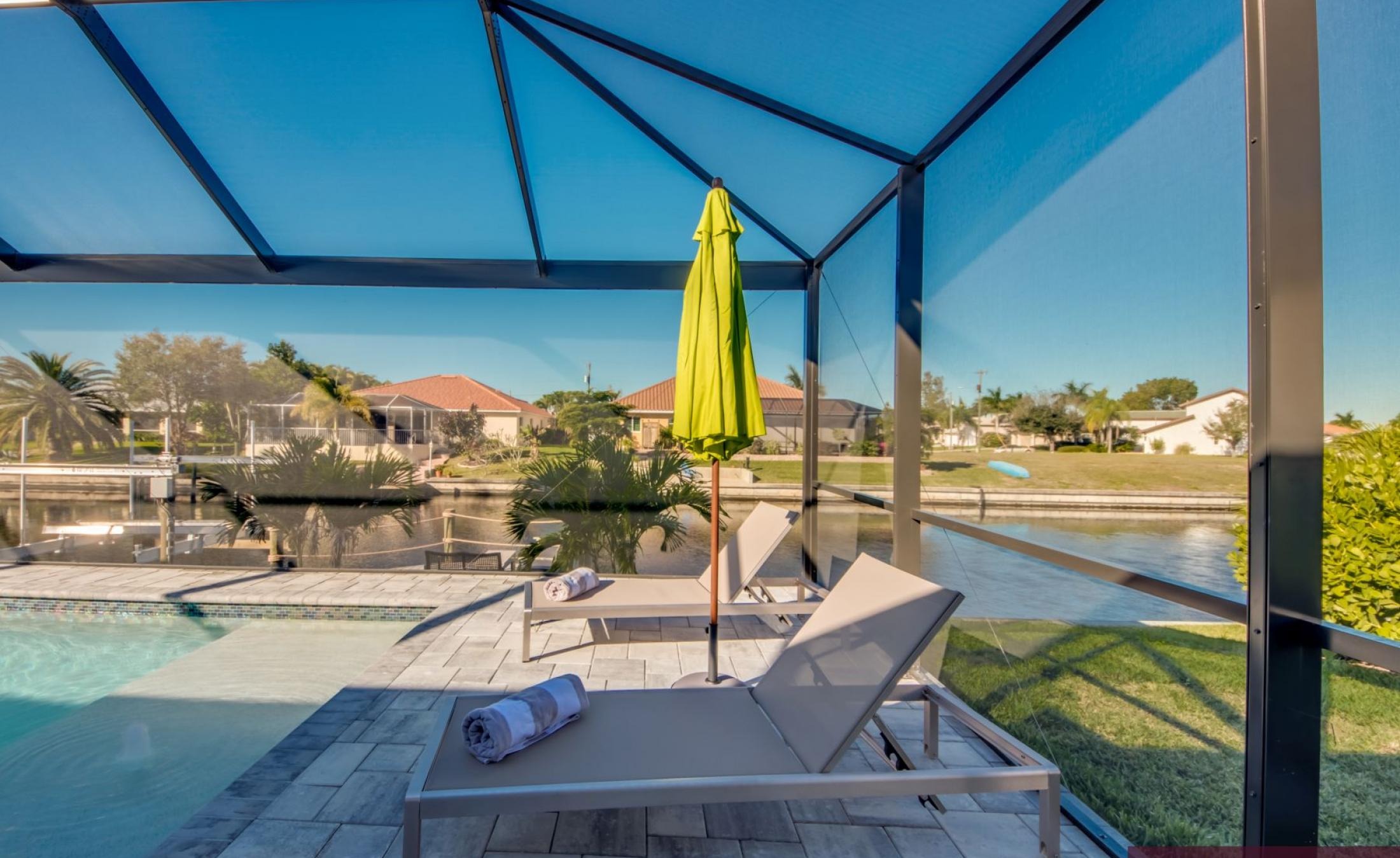 Beheizter Pool und Spa auf der Terrasse mit Blick auf den Kanal und eigenem Dock.