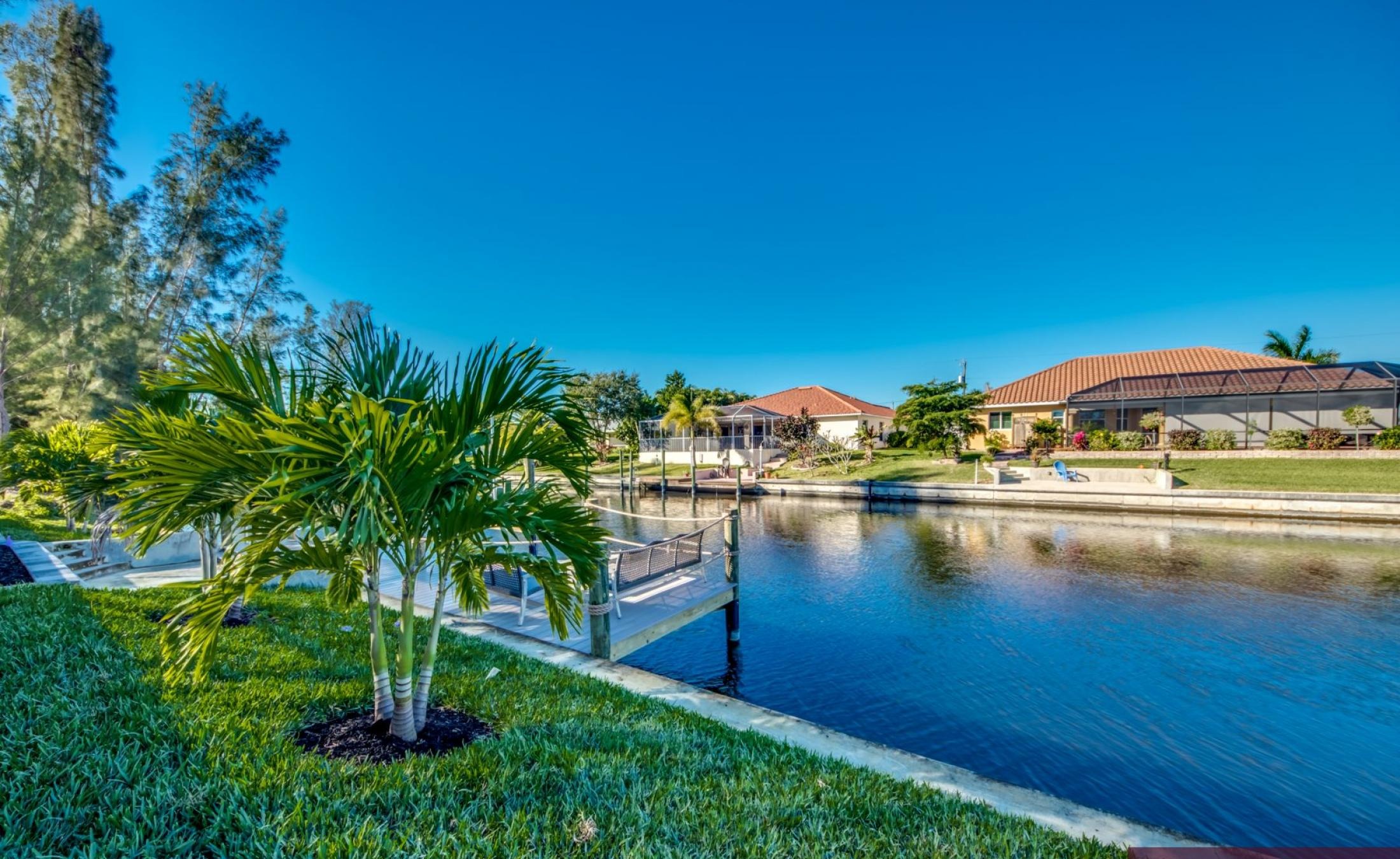 Beheizter Pool und Spa mit Blick auf den Kanal.