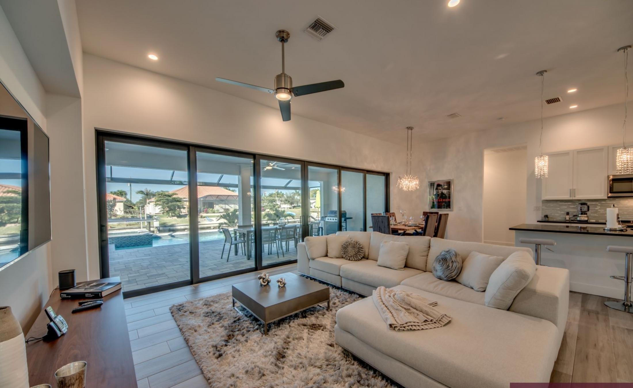 Beheizter Pool und Spa mit Blick auf den Kanal.