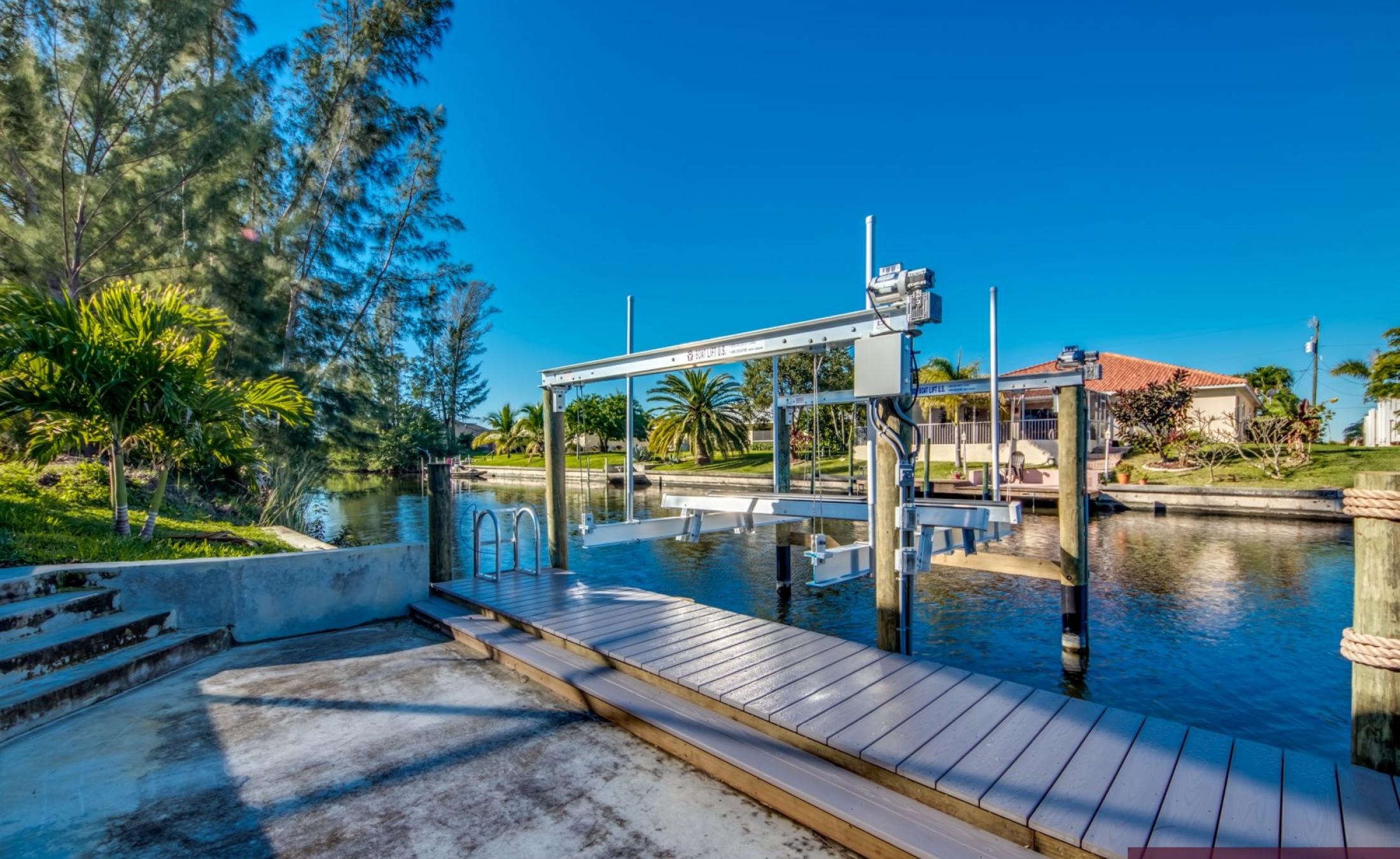 Moderne Waterfront-Villa am Kanal mit Dock, beheiztem Pool und Spa.