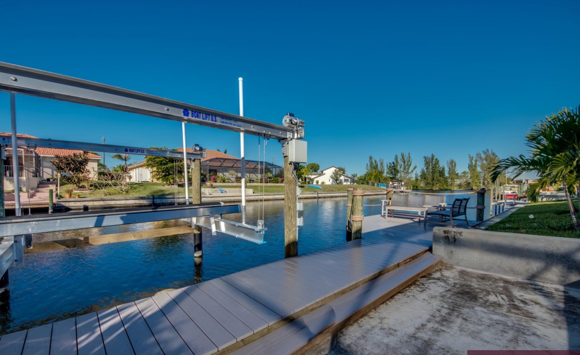 Moderne Villa am Kanal mit privatem Dock sowie beheiztem Pool und Spa.