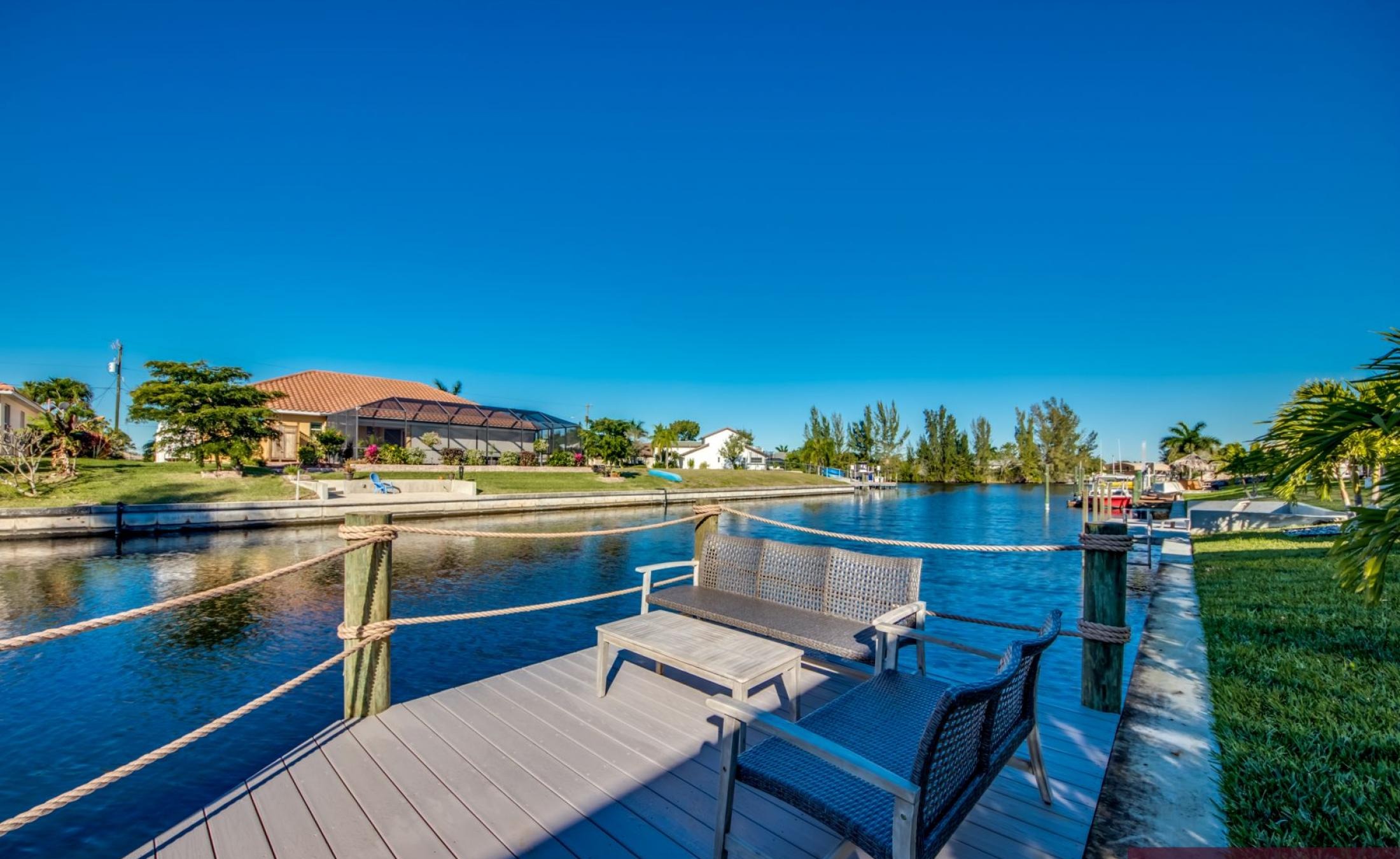 Moderne Waterfront-Villa am Kanal mit beheiztem Pool, Spa und privatem Bootsdock.