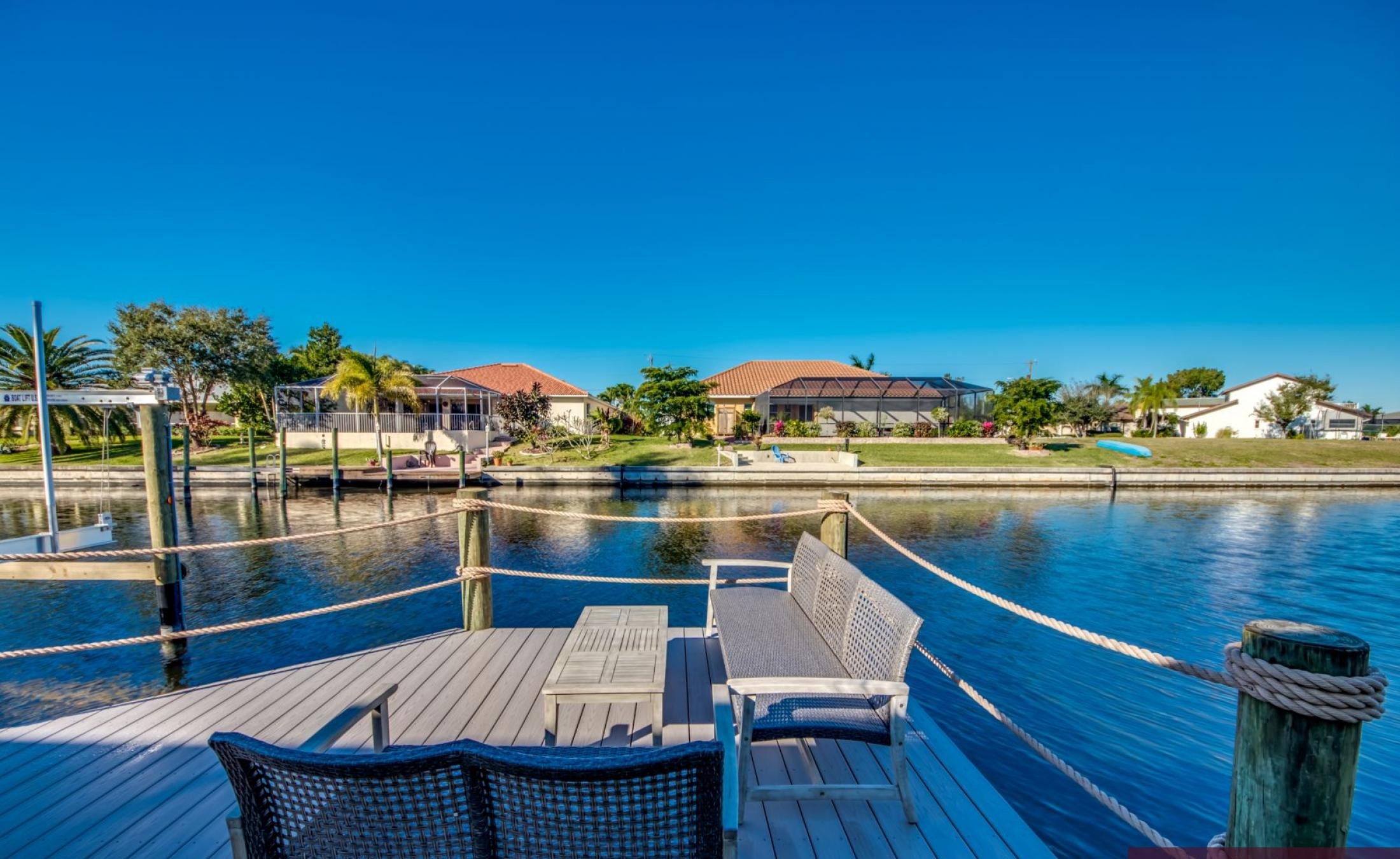 Beheizter Pool und Spa mit Blick auf den Kanal.