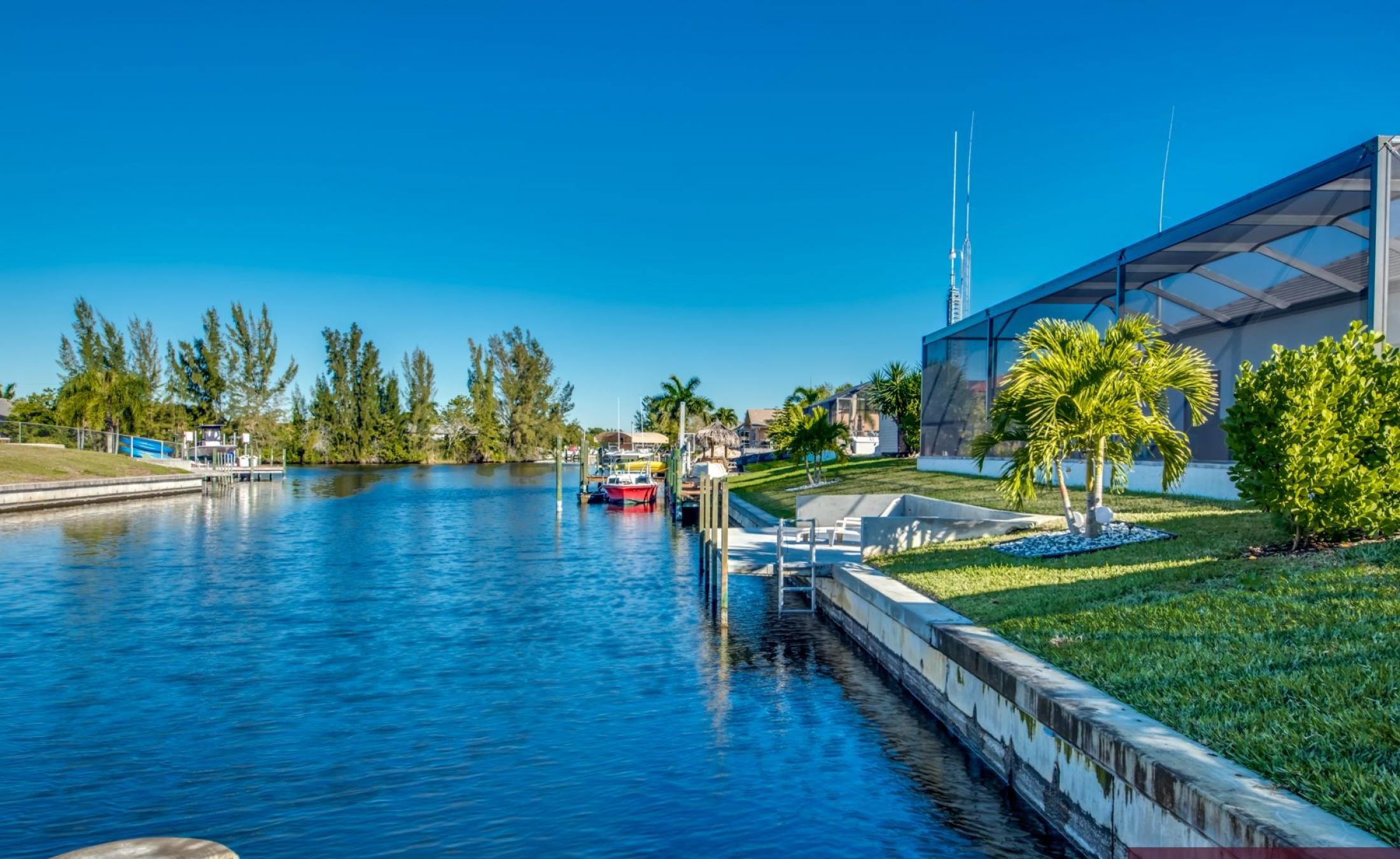 Moderne Waterfront-Villa am Kanal mit beheiztem Pool, Spa und privatem Dock.