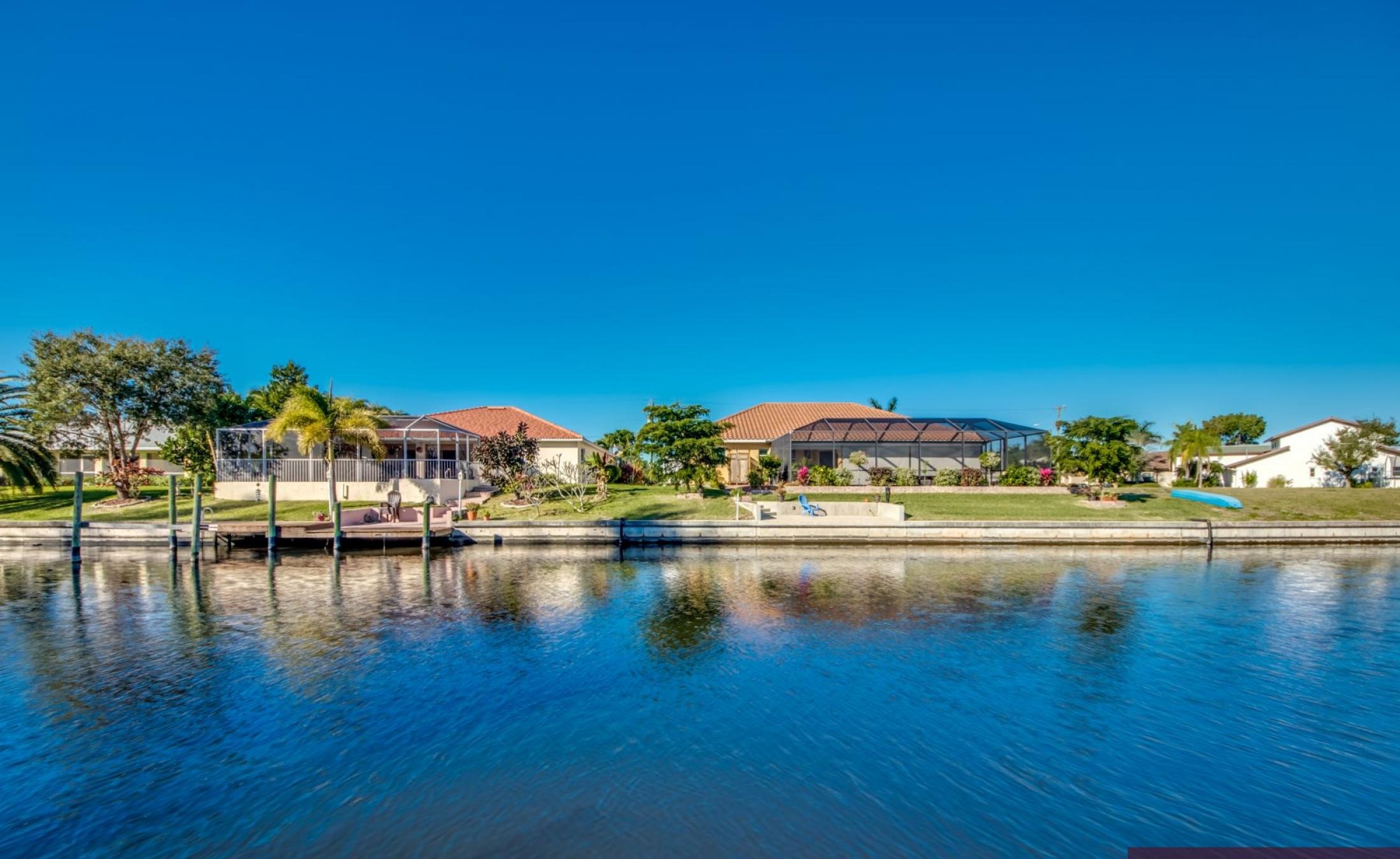 Beheizter Pool und Spa mit Blick auf den Kanal und privatem Dock.