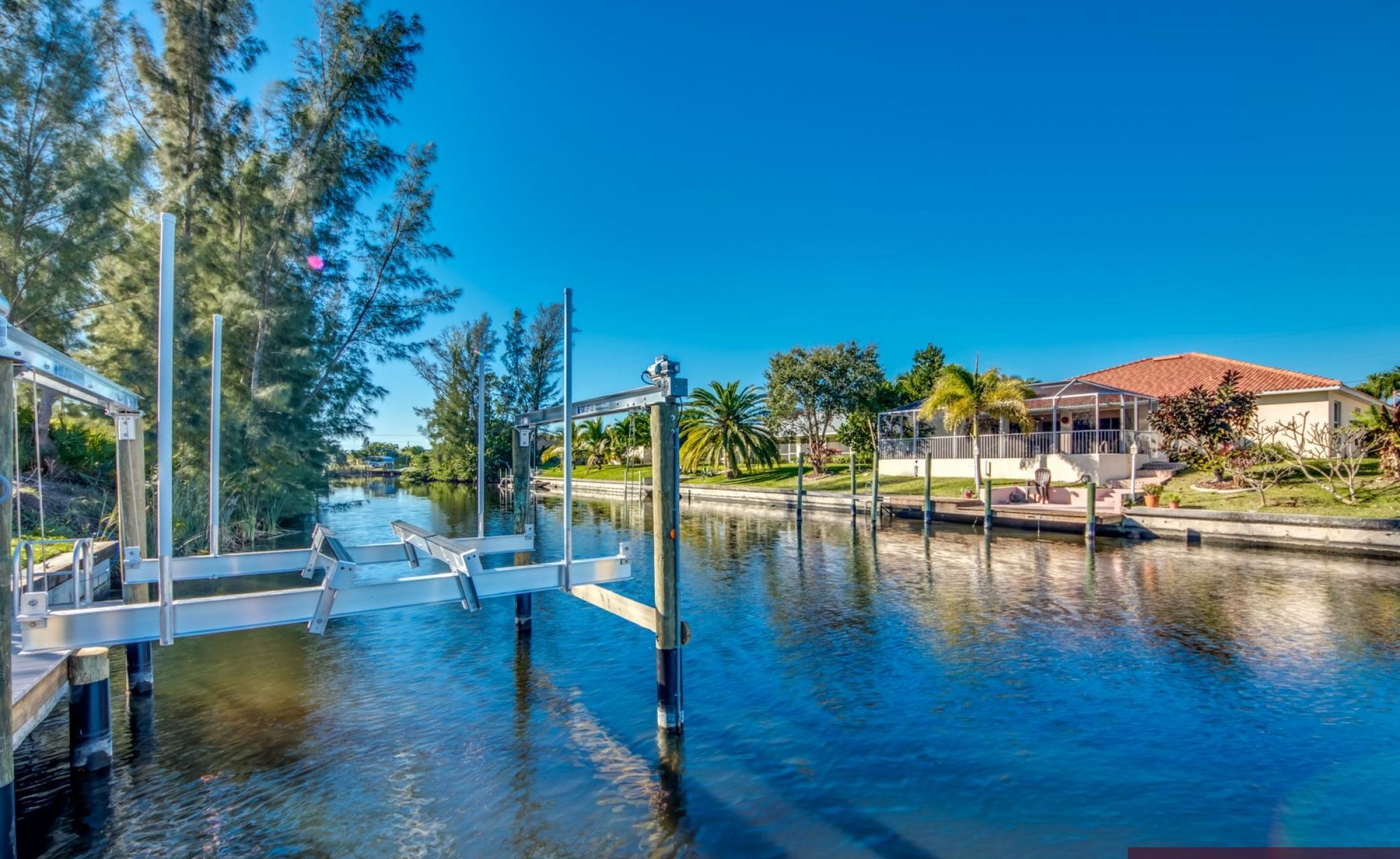 Beheizter Pool und Spa am Kanal mit privatem Dock in Cape Coral.