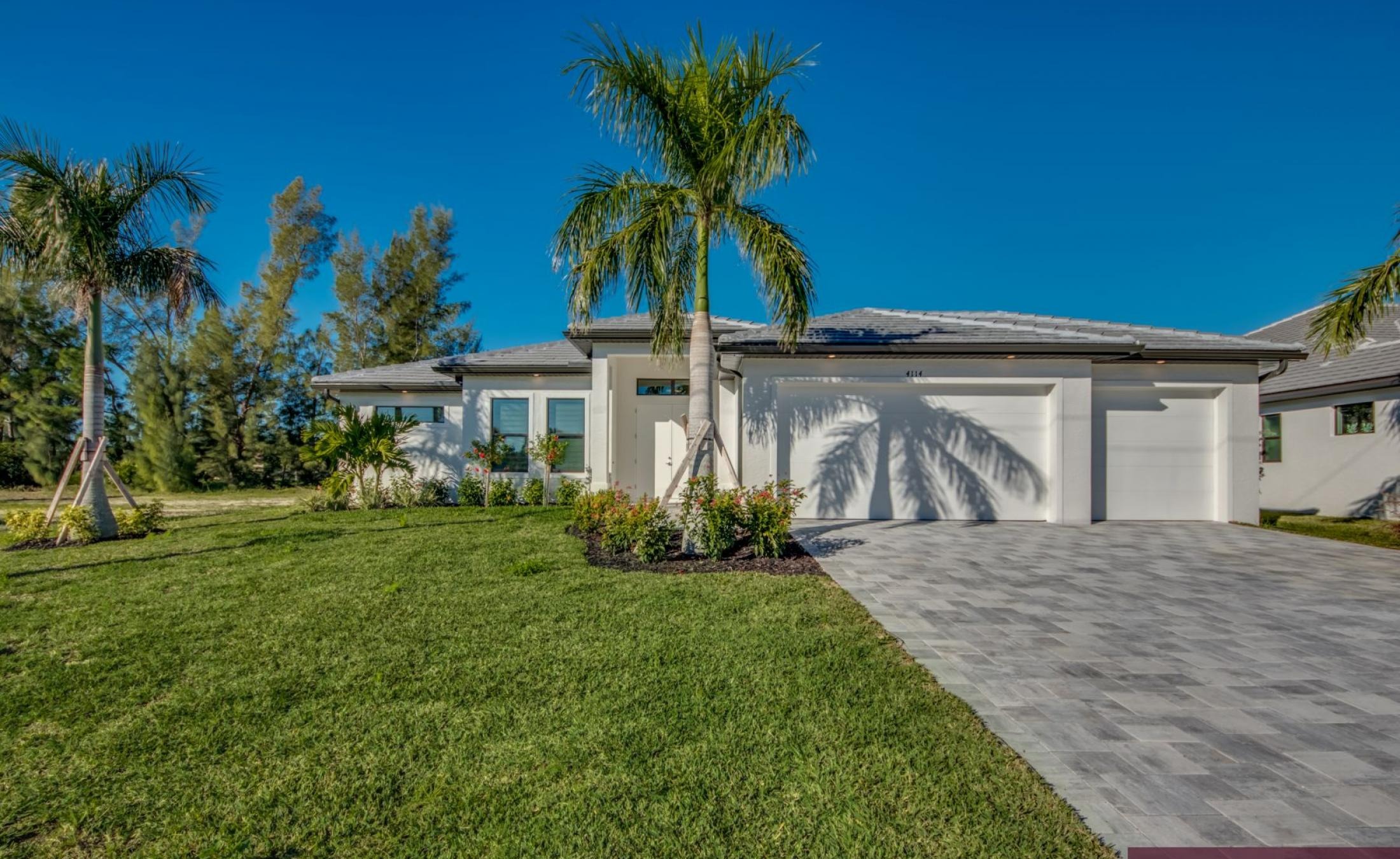 Beheizter Pool und Spa mit Blick auf den Kanal.