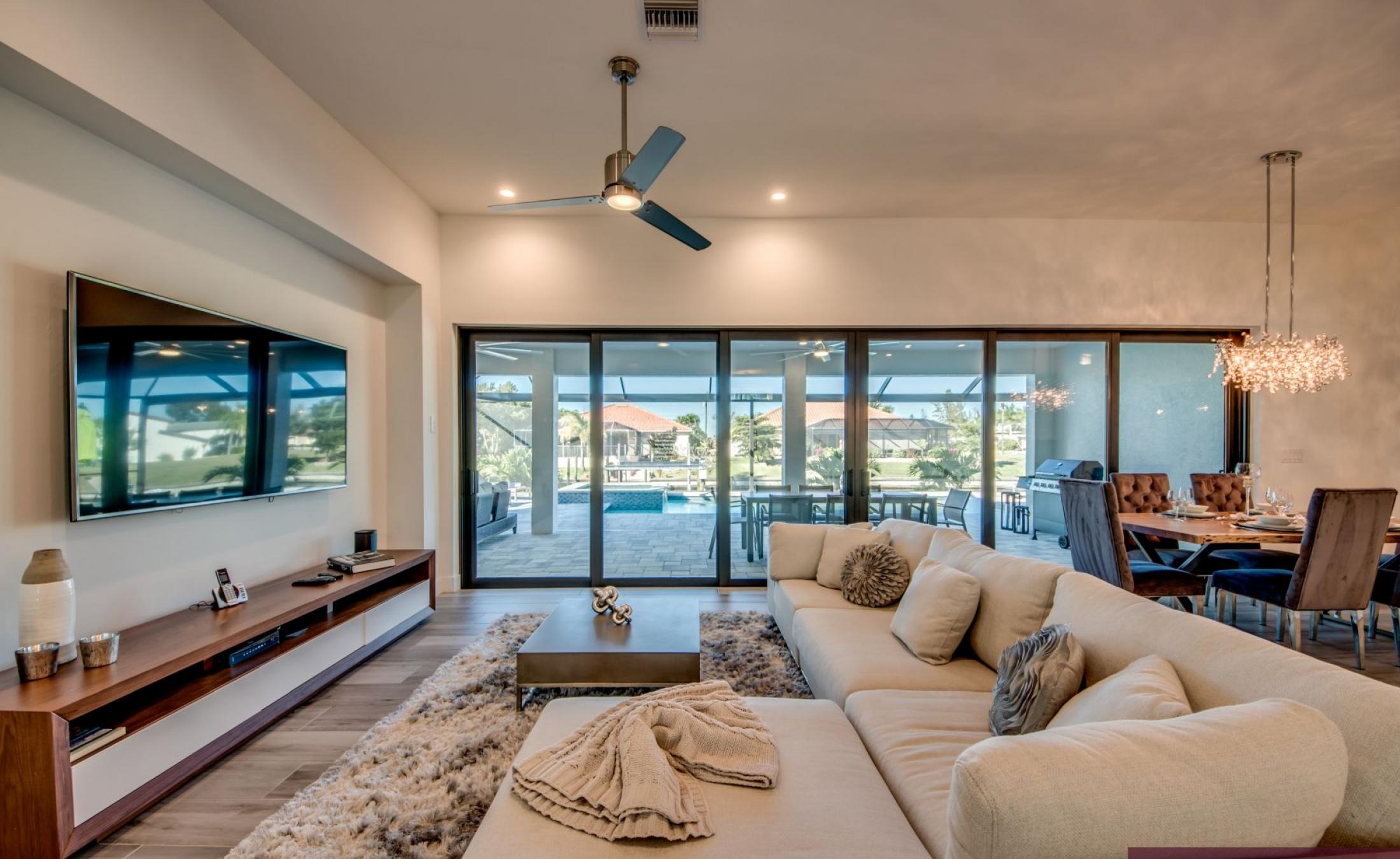 Moderne Waterfront-Villa am Kanal mit beheiztem Pool, Spa und Bootsdock.