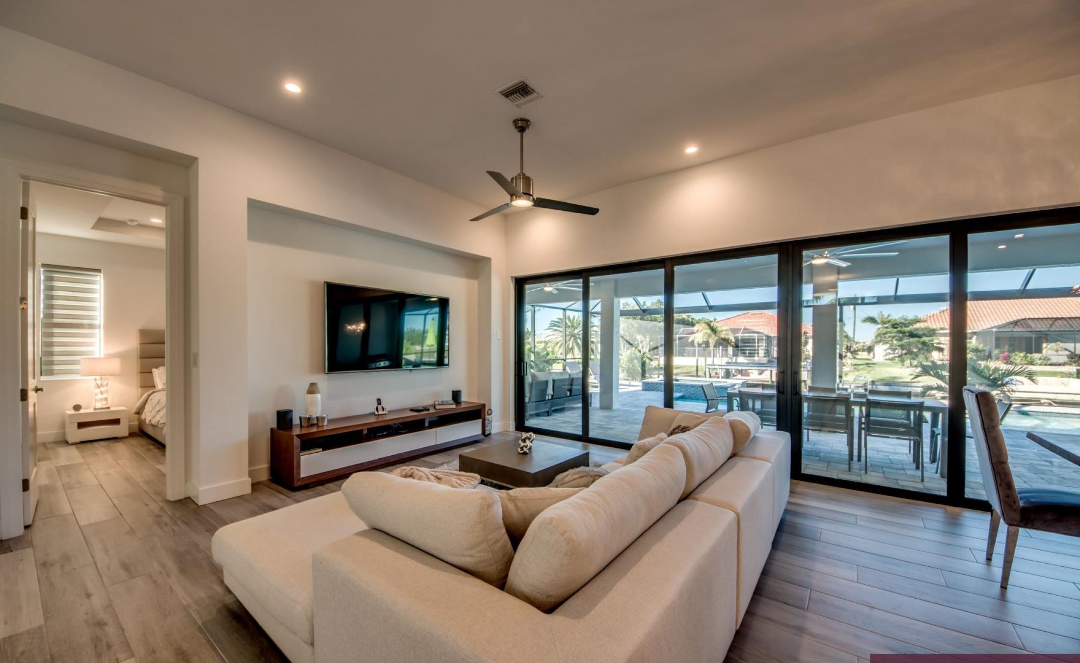 Moderne Waterfront-Villa am Kanal mit beheiztem Pool, Spa und privatem Dock.