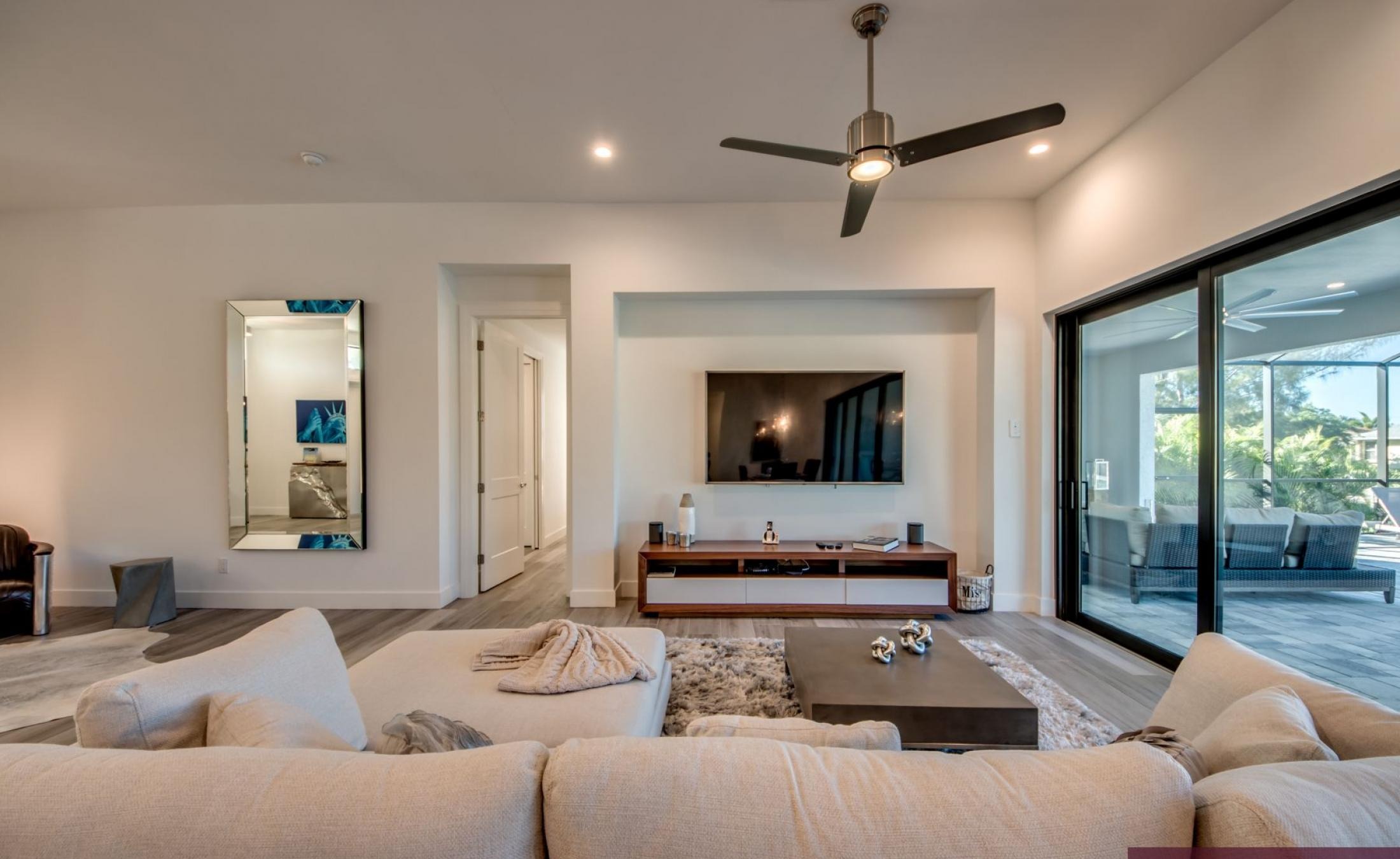 Beheizter Pool und Spa mit Blick auf den Kanal und privatem Dock.