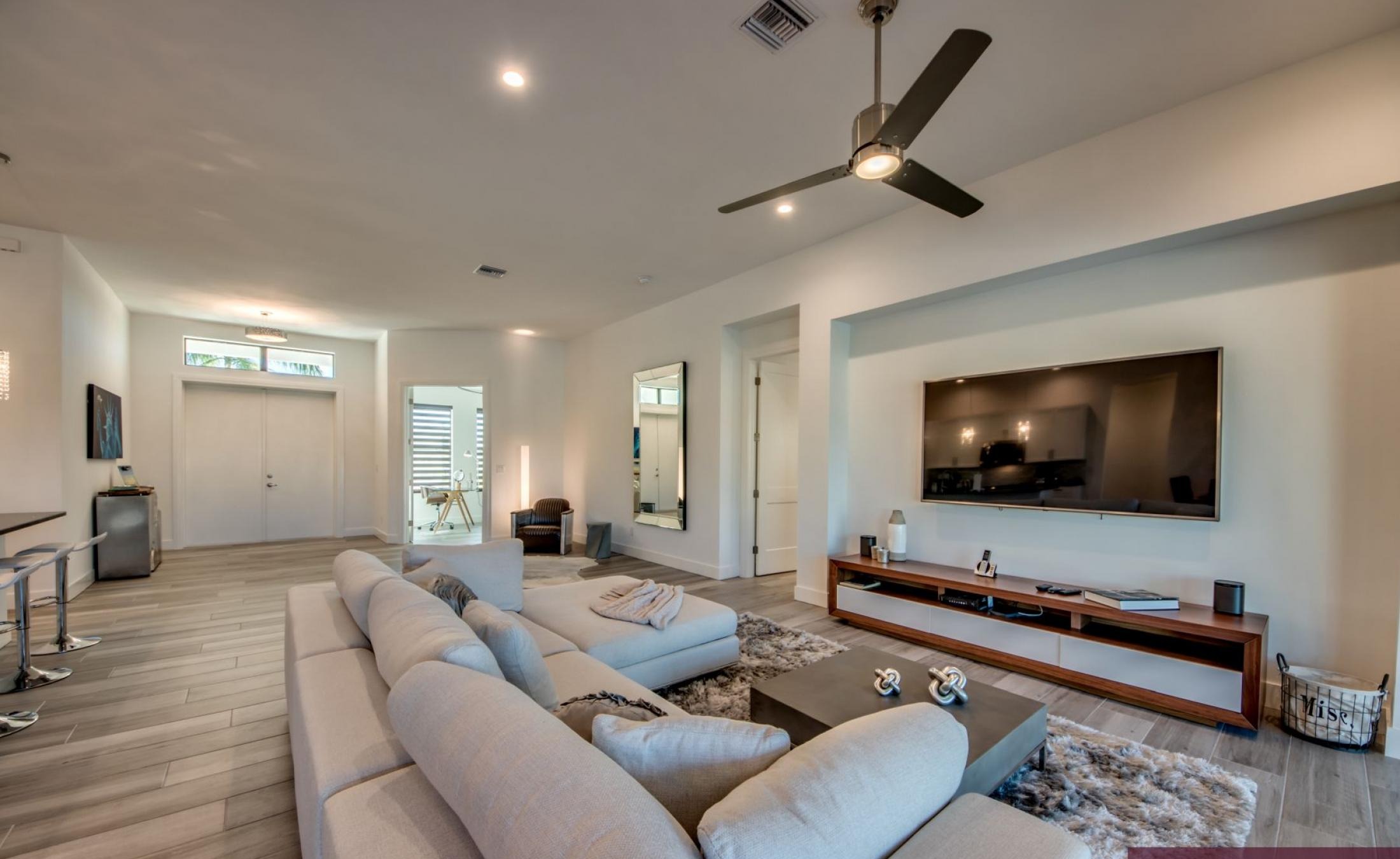 Moderne Villa am Kanal mit beheiztem Pool, Spa und privatem Dock.