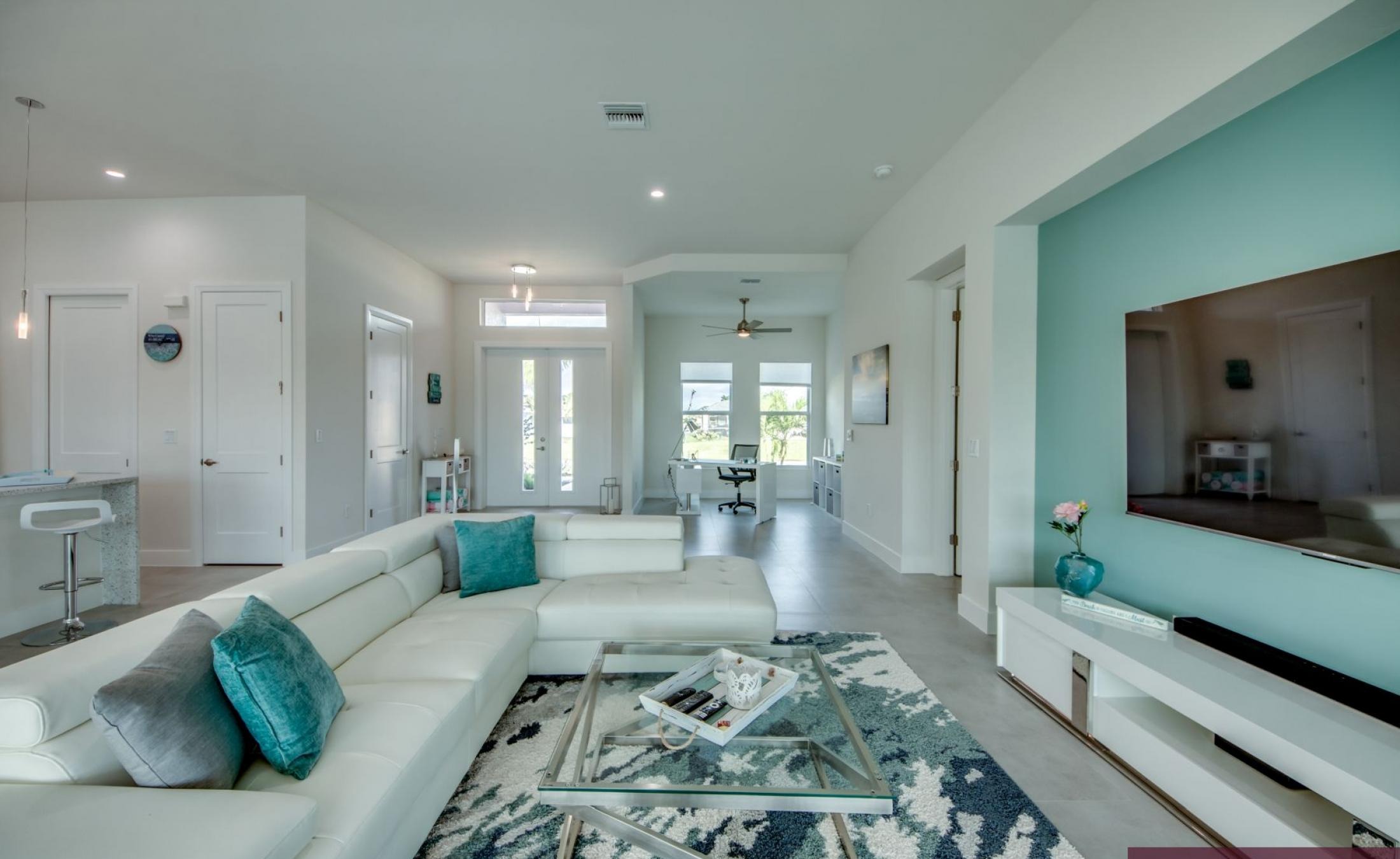 Moderne Villa am Kanal mit beheiztem Pool und Jacuzzi auf der Lanai.