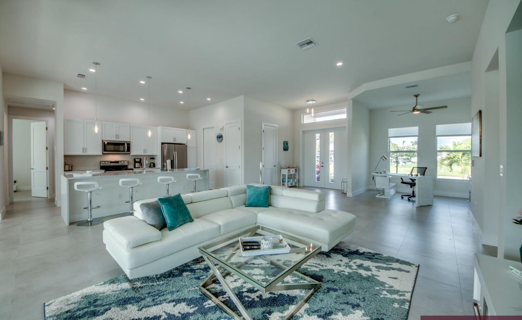 Moderne Villa am Kanal mit beheiztem Pool und Jacuzzi auf der Lanai.