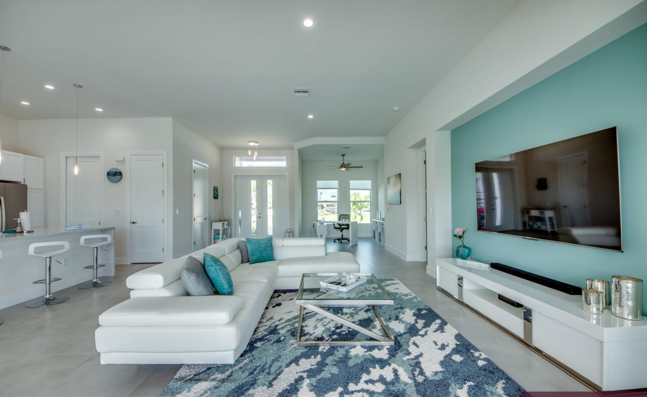 Moderne Waterfront-Villa mit beheiztem Pool und Jacuzzi am Kanal.