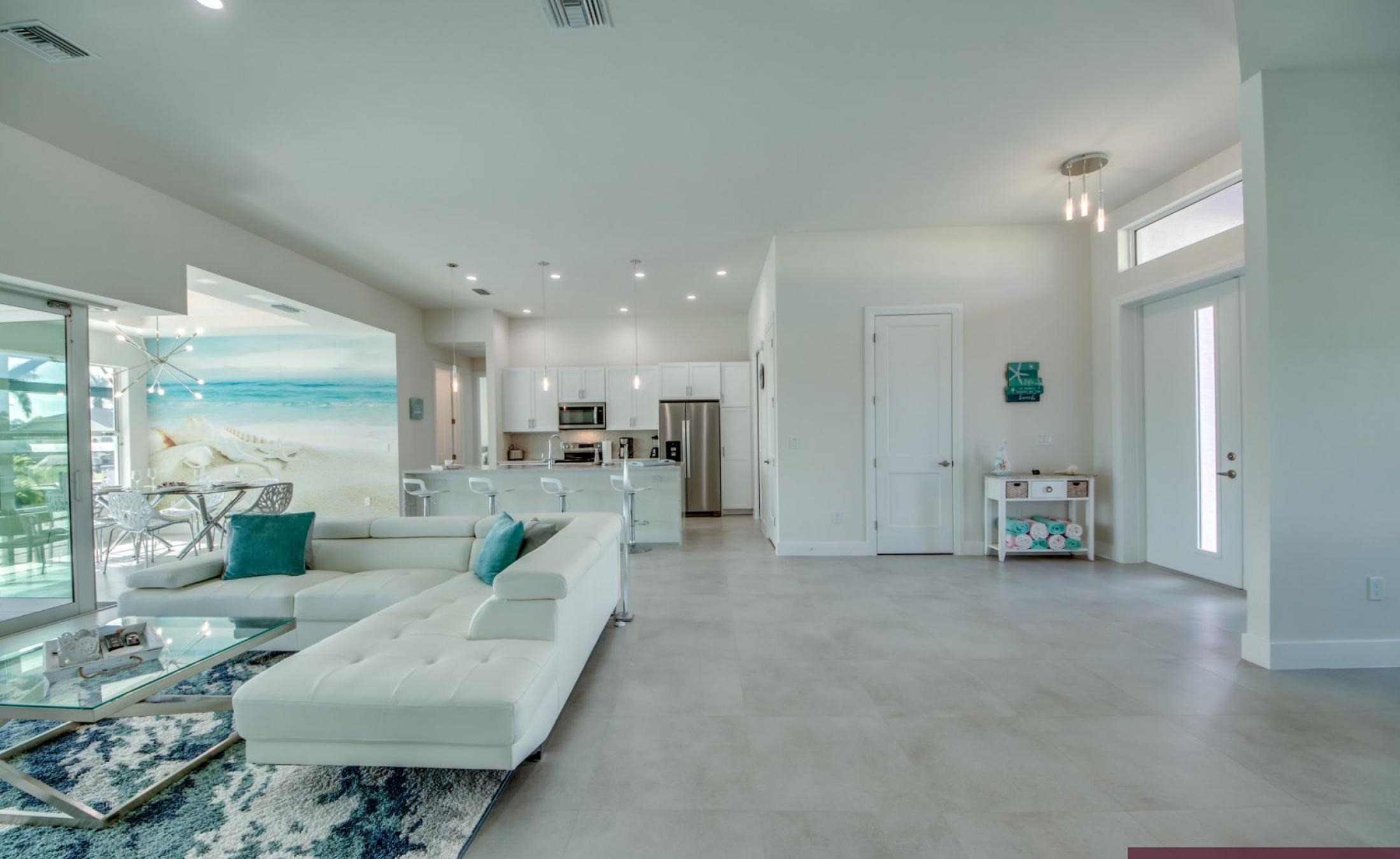 Moderne Villa am Kanal mit beheiztem Pool und Jacuzzi auf der Lanai.