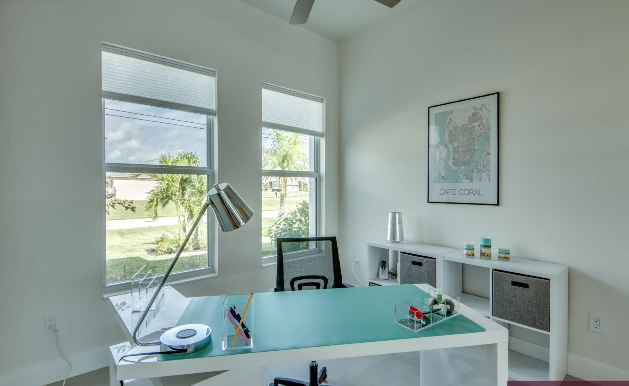 Moderne Villa am Wasser mit beheiztem Pool und Jacuzzi auf der Lanai.