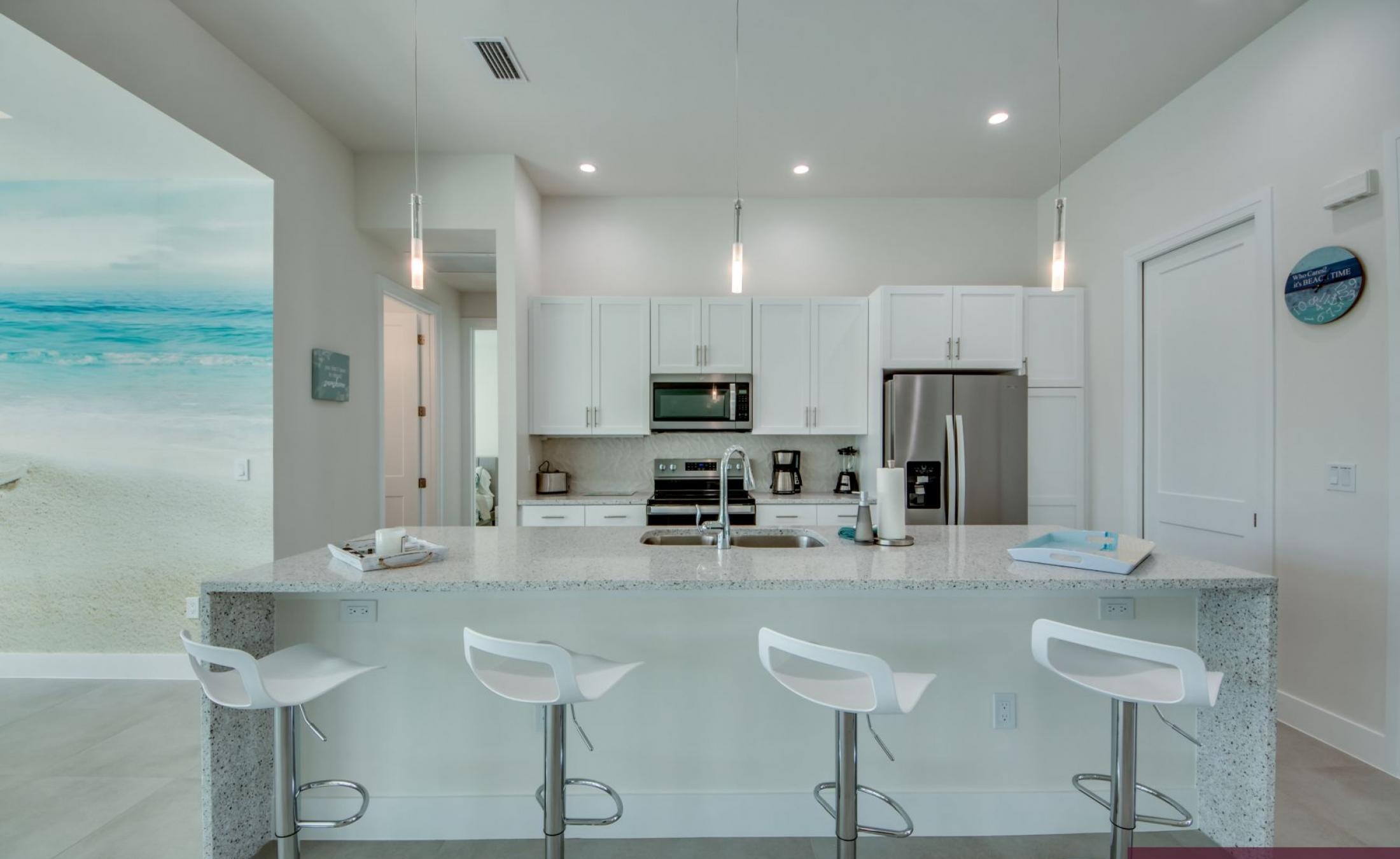 Moderne Waterfront-Villa mit Südausrichtung, Pool und Jacuzzi am Kanal.