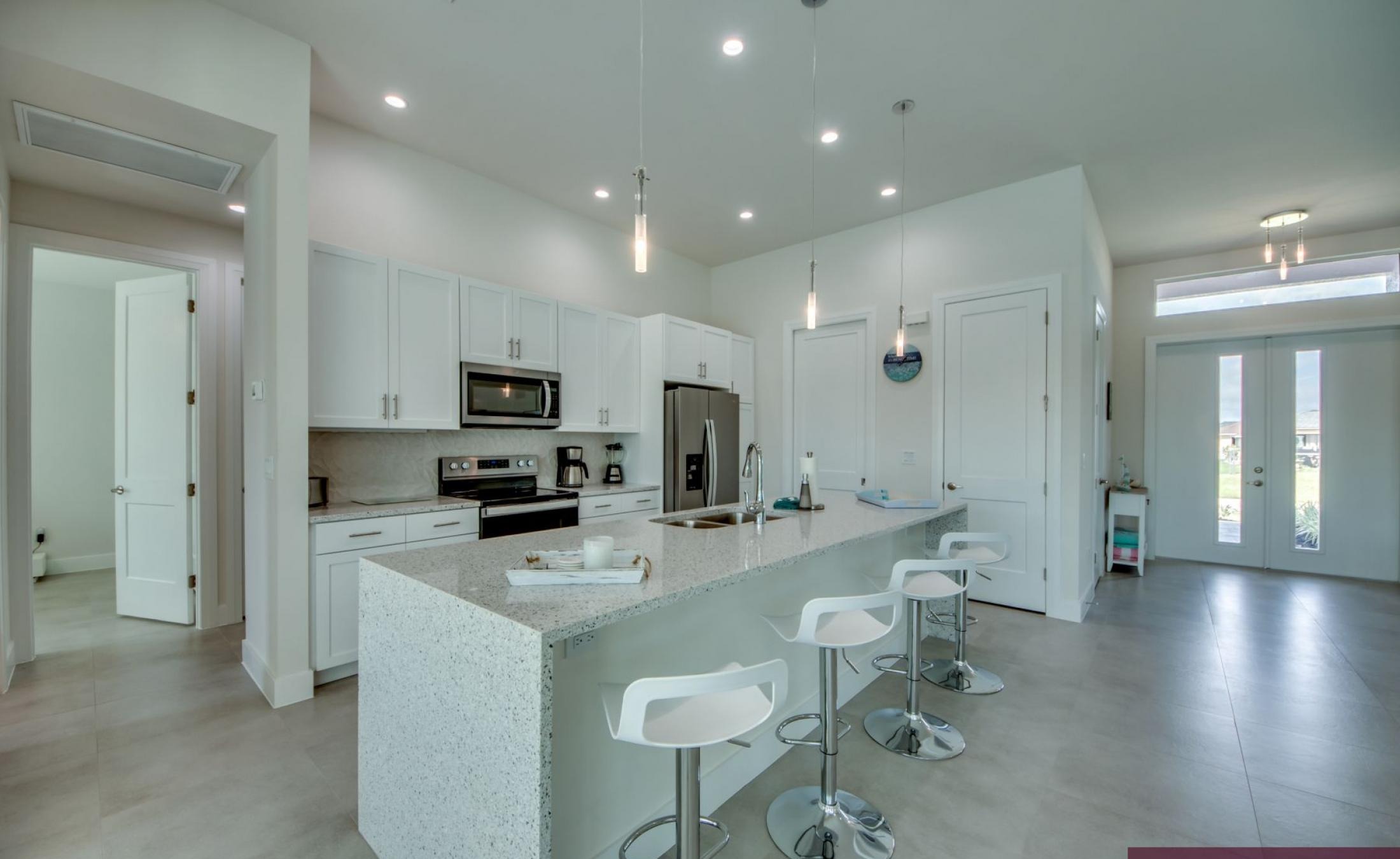 Moderne Waterfront-Villa mit Südausrichtung, Lanai sowie beheiztem Pool und Jacuzzi am Kanal.