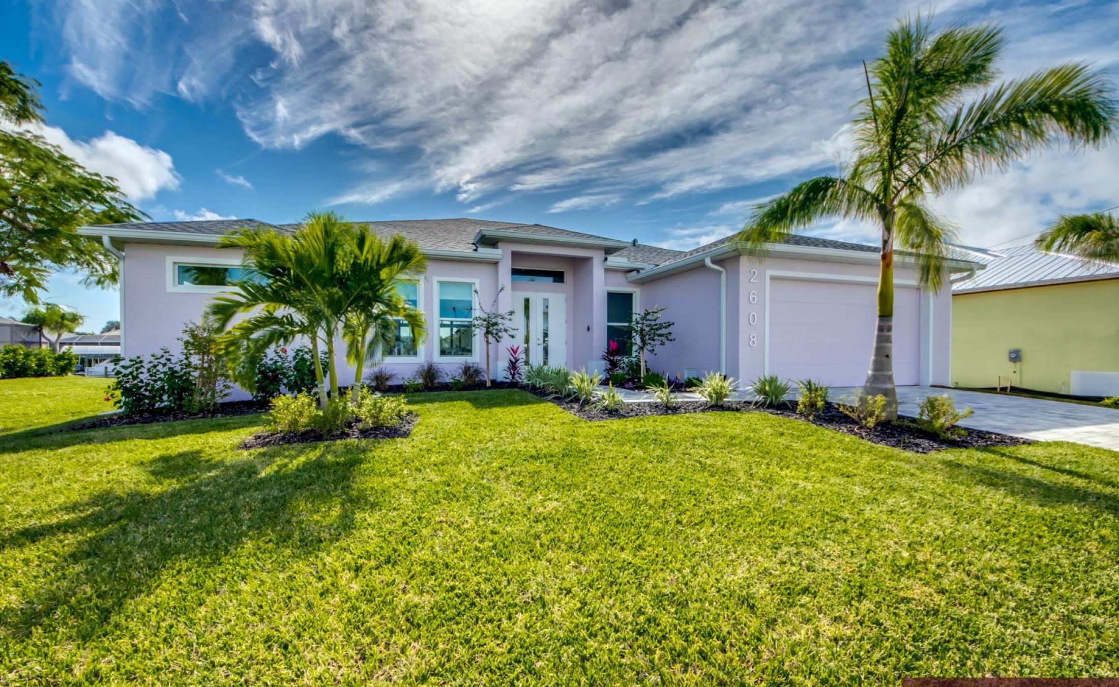 Moderner Pool- und Lanai-Bereich mit beheiztem Pool und Jacuzzi am Kanal.