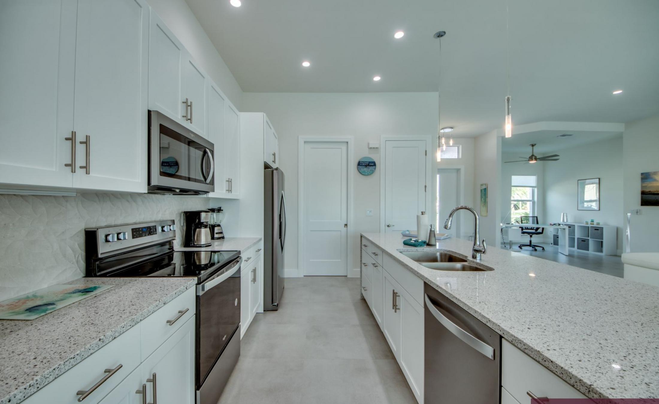 Moderne Waterfront-Villa mit beheiztem Pool und Jacuzzi am Kanal.